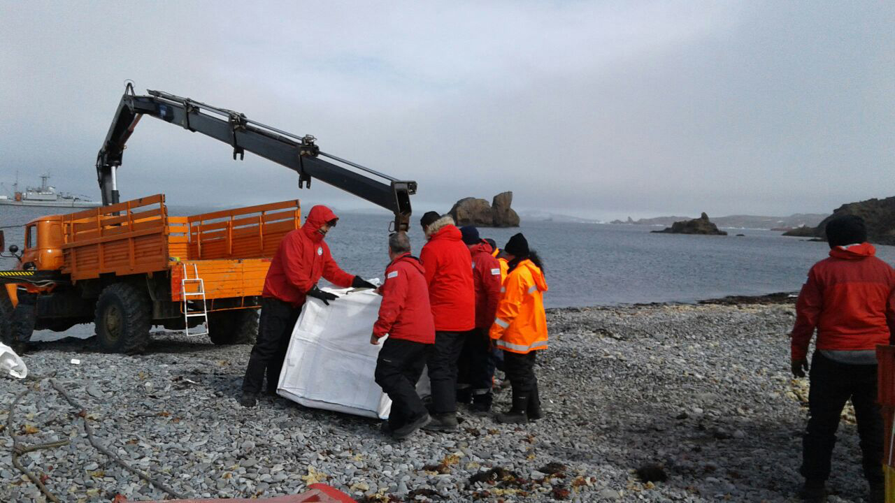 Descarga de víveres y materiales para abastecer la Base Científica Antártica Artigas