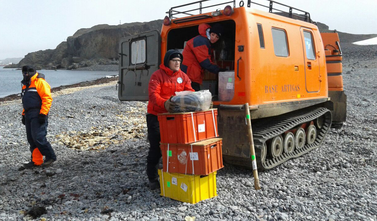 Descarga de víveres y materiales para abastecer la Base Científica Antártica Artigas