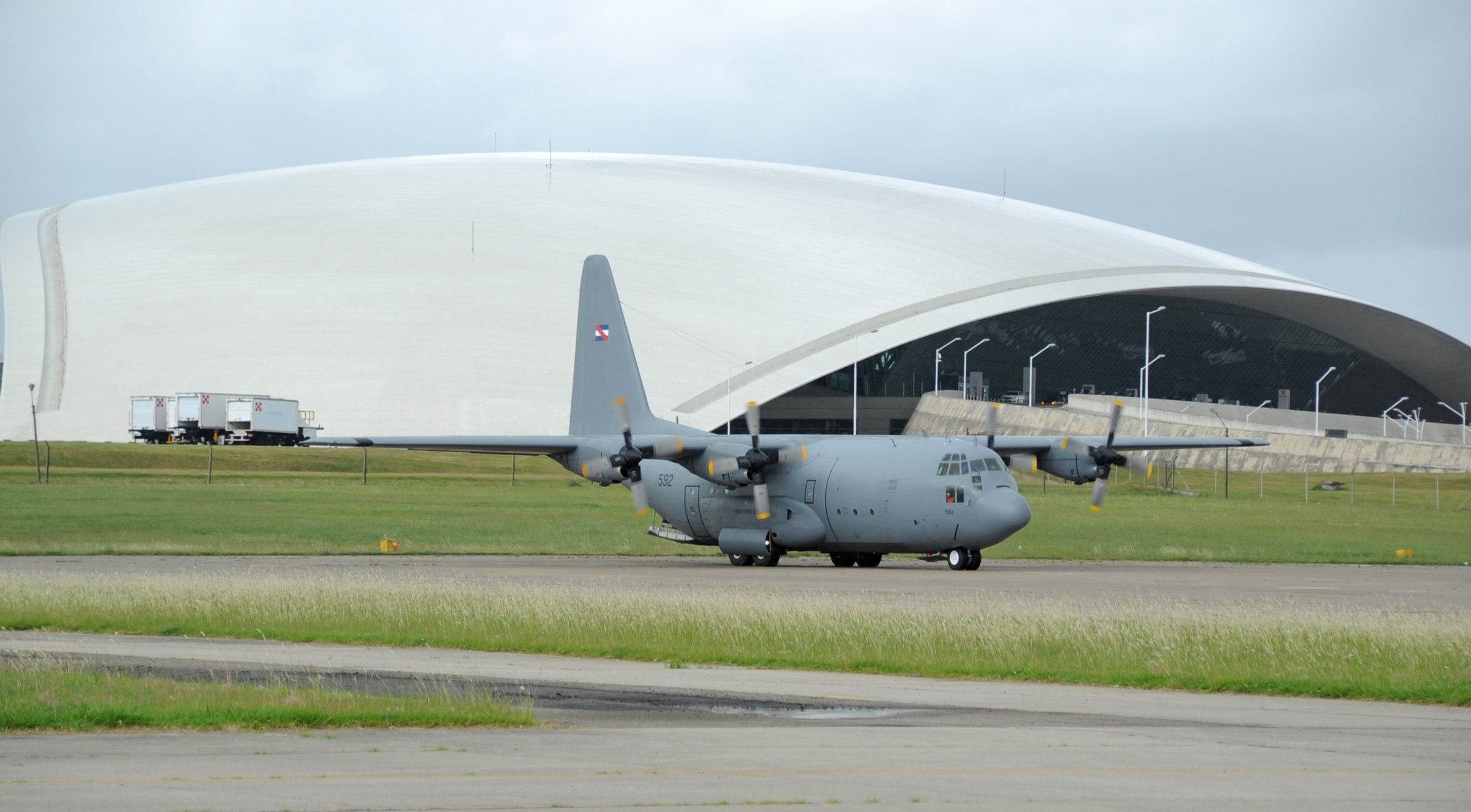 Areonave Hércules C-130 de la Fuerza Aérea Uruguaya