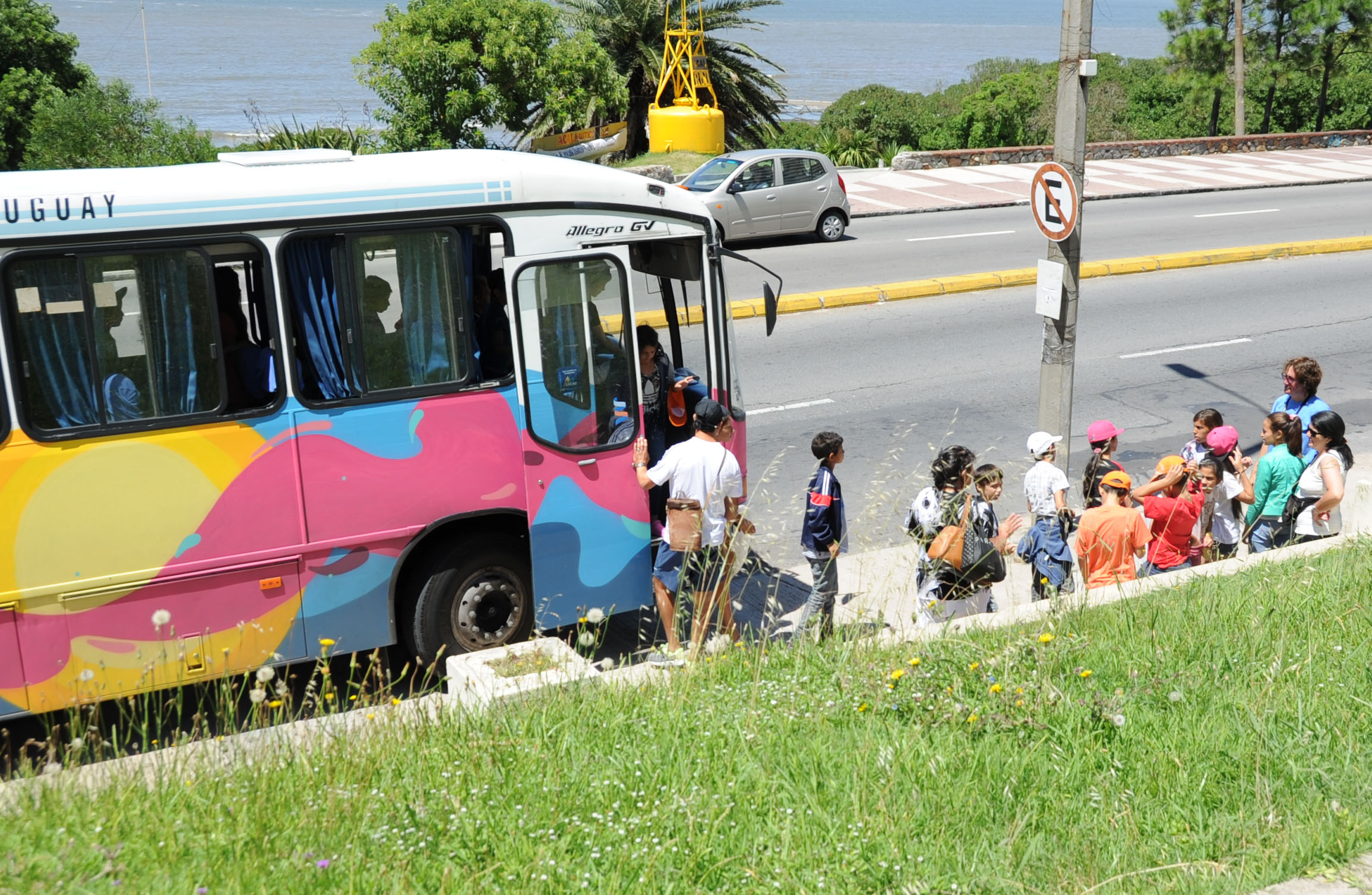 Escolares llegando a la Colonia de Vacaciones
