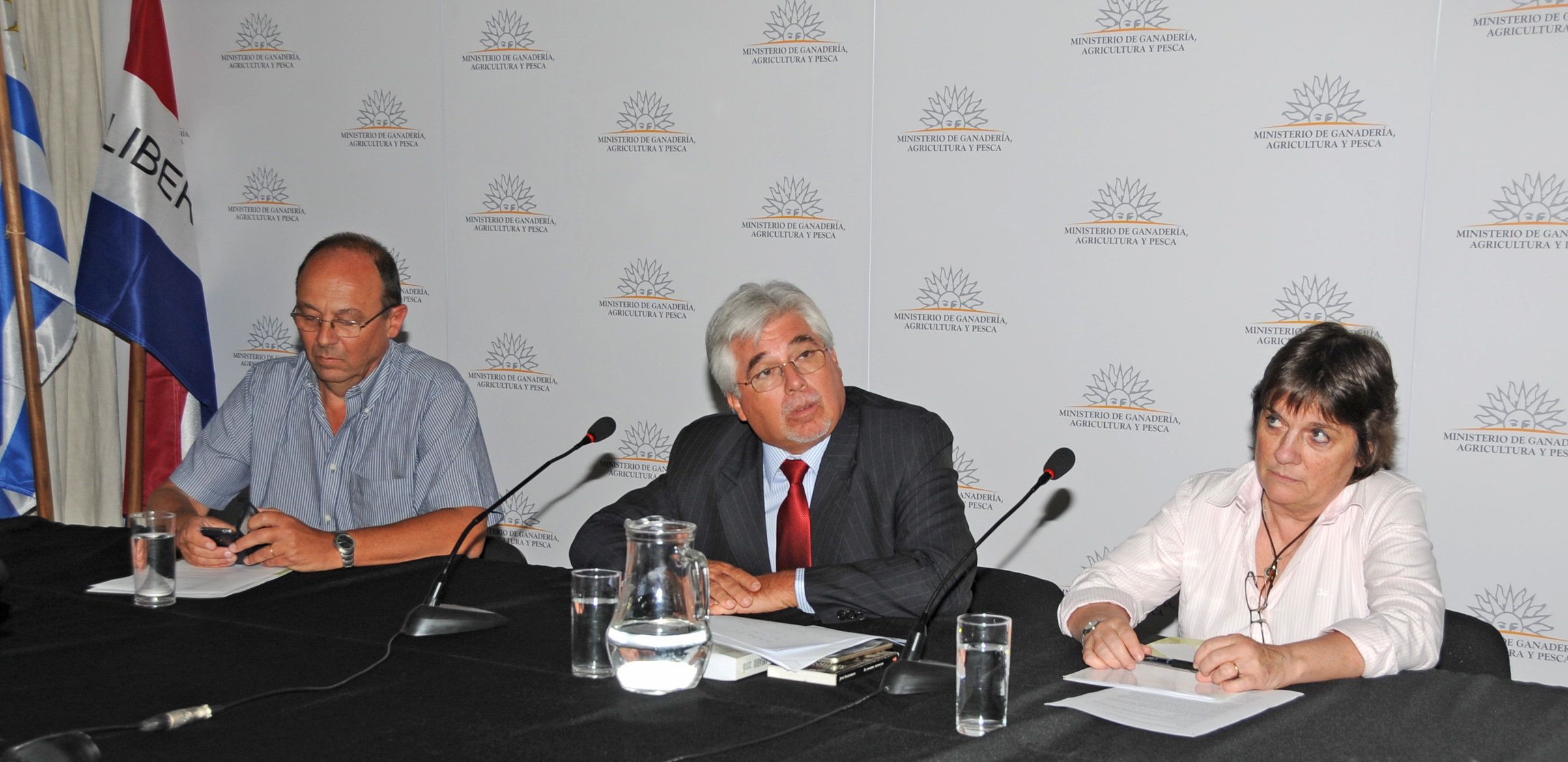 Ministro Tabaré Aguerre brindando una conferencia de prensa