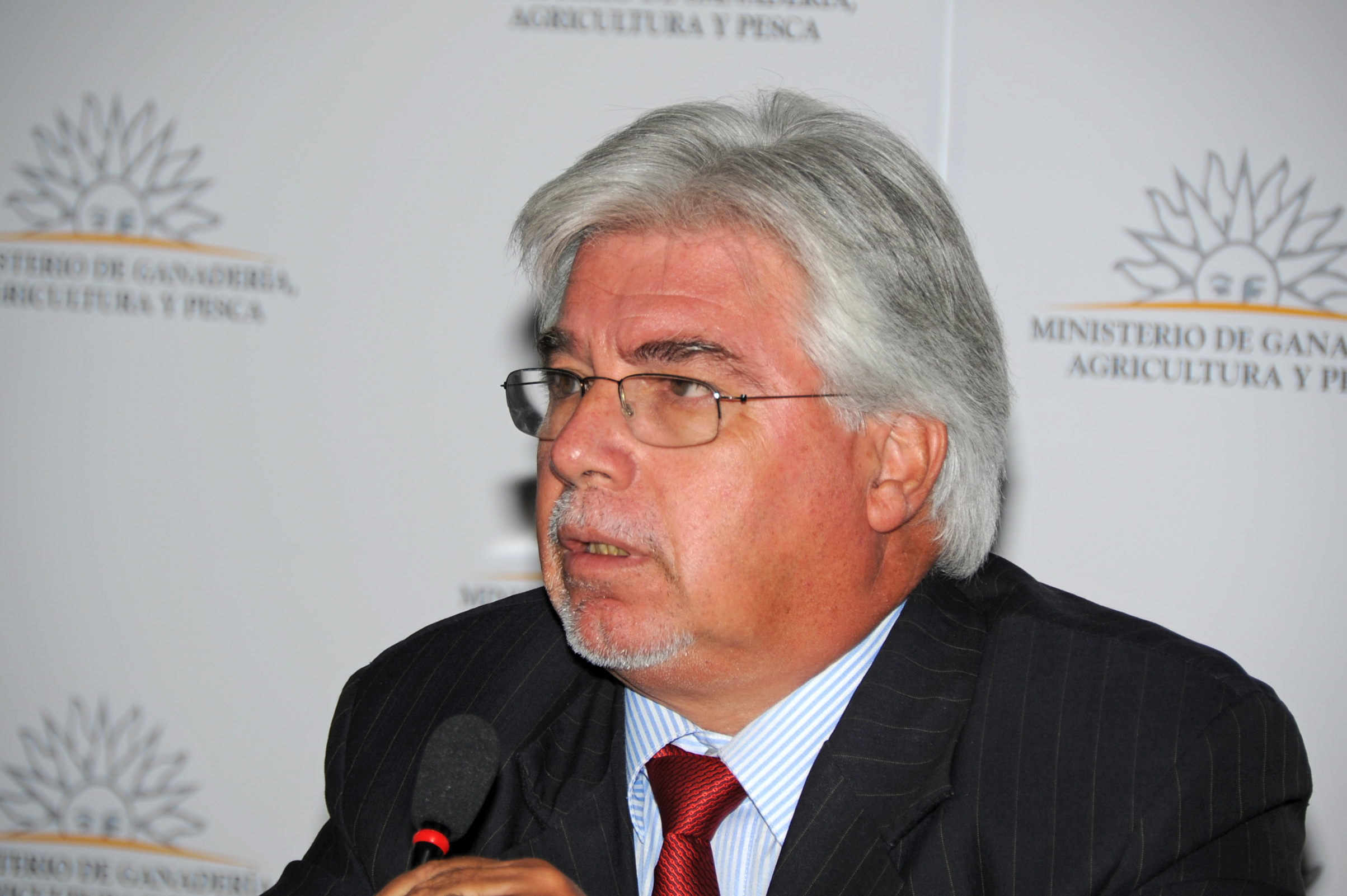 Ministro Tabaré Aguerre brindando una conferencia de prensa