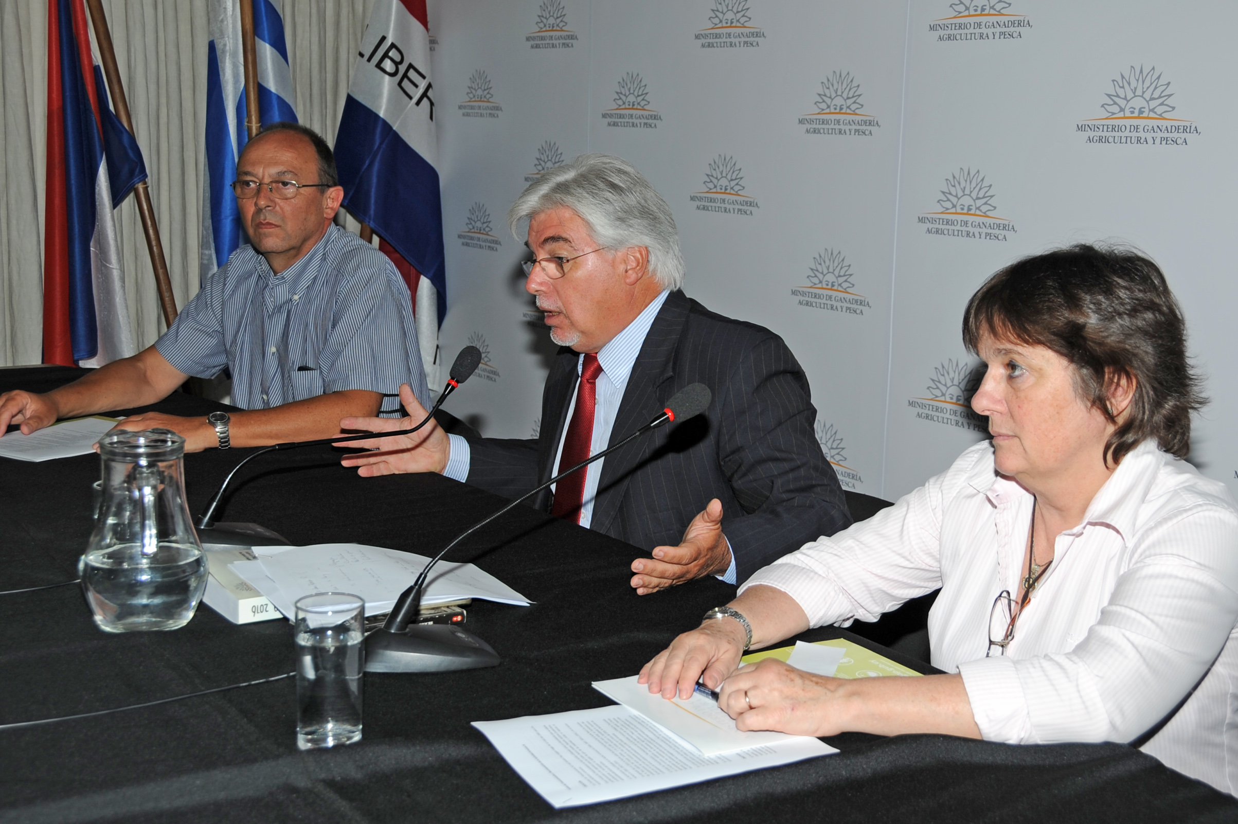 Ministro Tabaré Aguerre brindando una conferencia de prensa