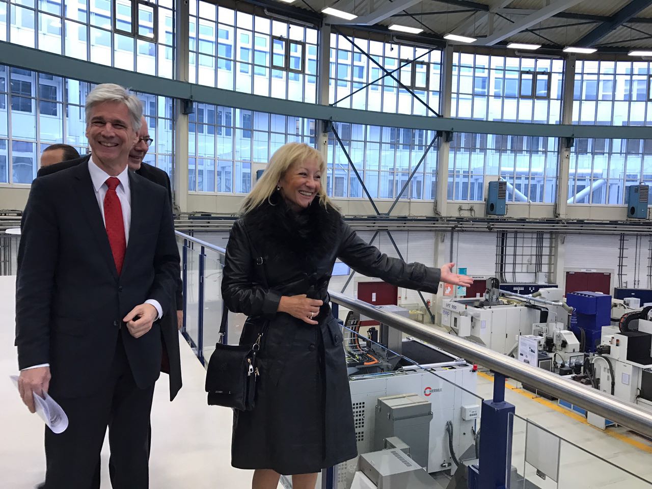 La ministra Carolina Cosse y parte de la delegación uruguaya de visita en el Instituto Fraunhofer