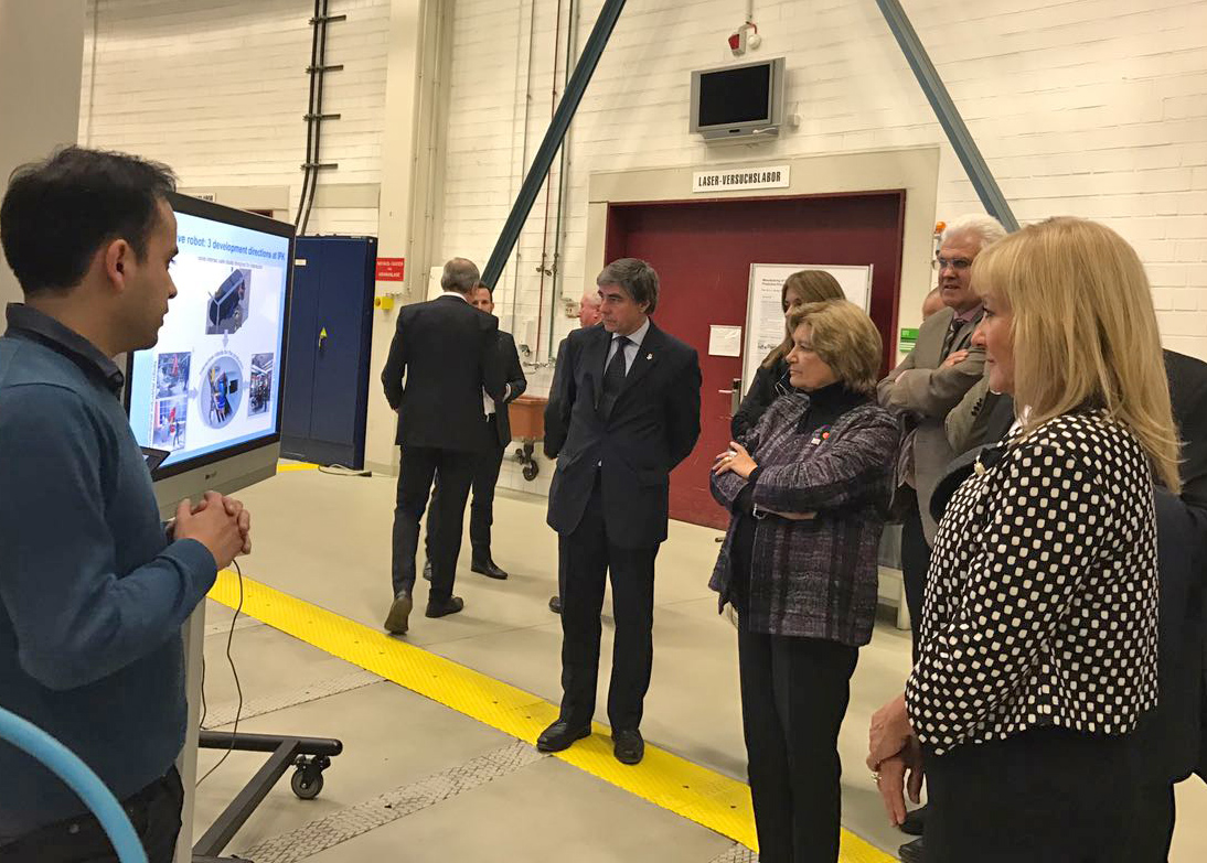 La ministra Carolina Cosse y parte de la delegación uruguaya de visita en el Instituto Fraunhofer