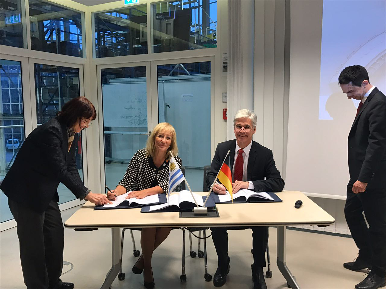 La ministra Carolina Cosse y parte de la delegación uruguaya de visita en el Instituto Fraunhofer