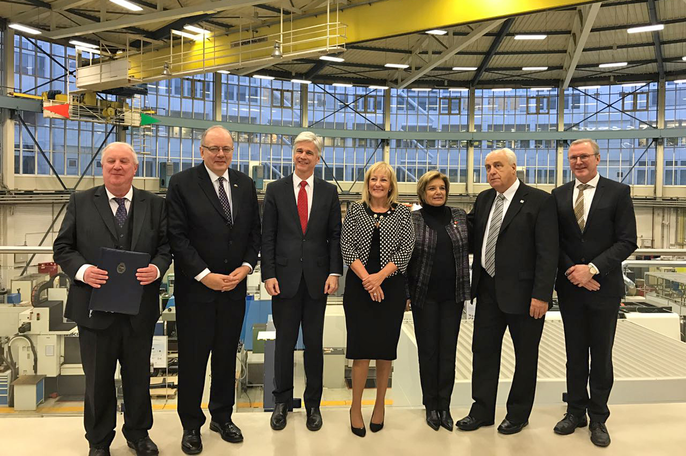 Ministros Rossi, Cosse y de León visitaron Centro de Maquinaria del Instituto Fraunhofer