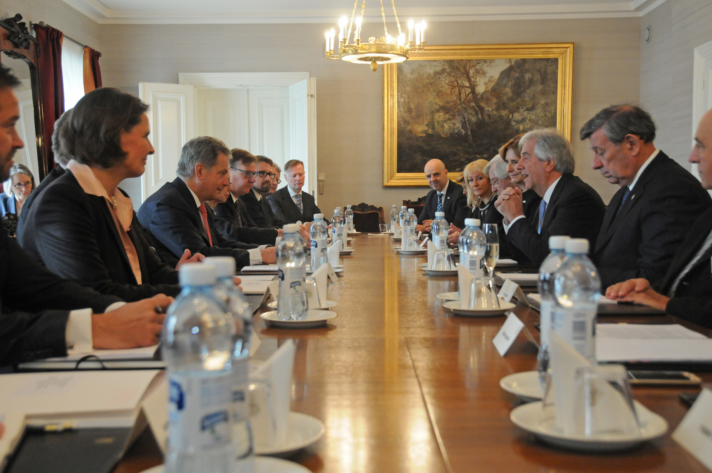 Comitiva oficial durante la reunión de trabajo con el presidente de Finlandia y su gabinete