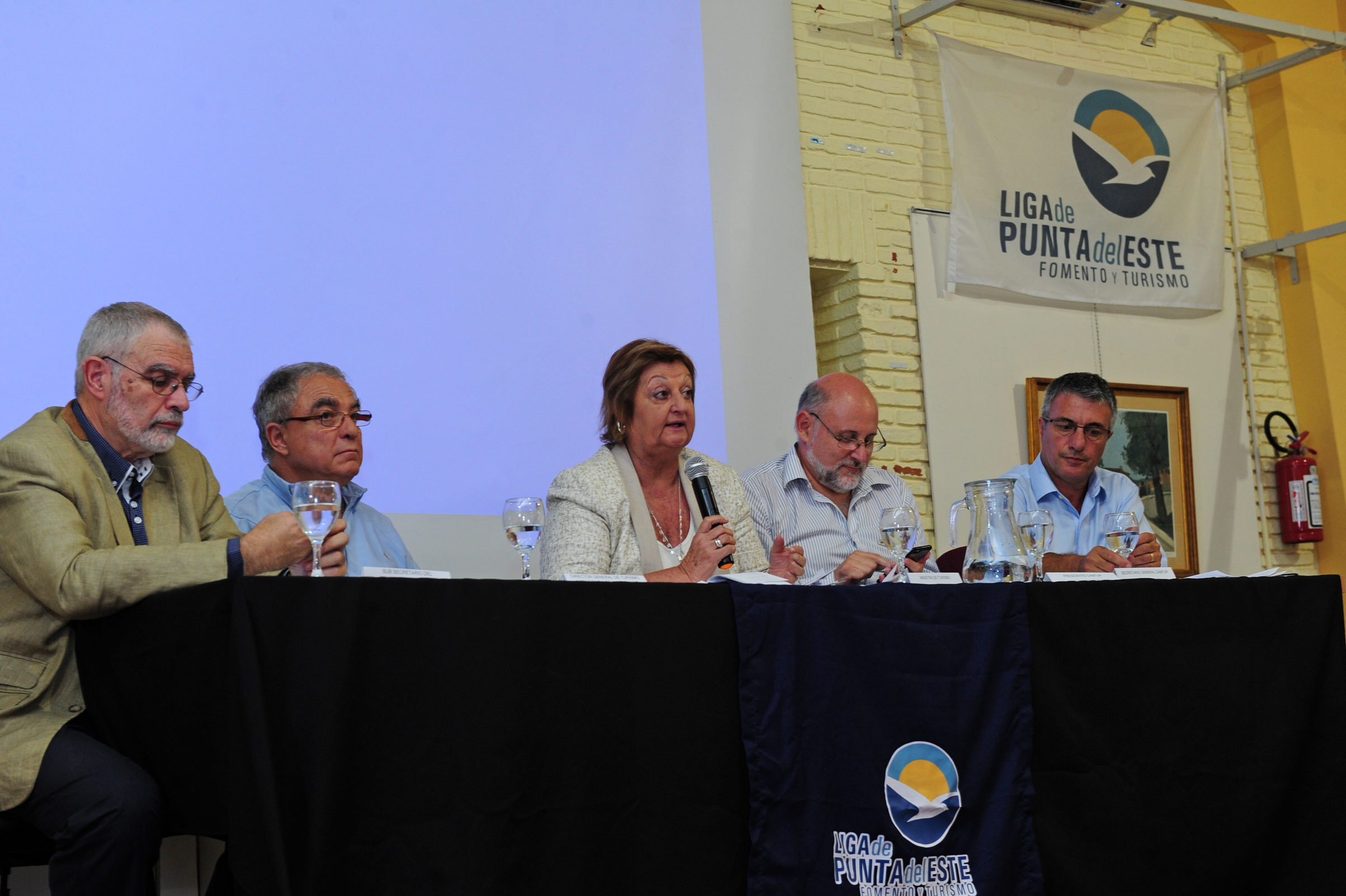 Ministra de Turismo, Liliam Kechichian, haciendo uso de la palabra