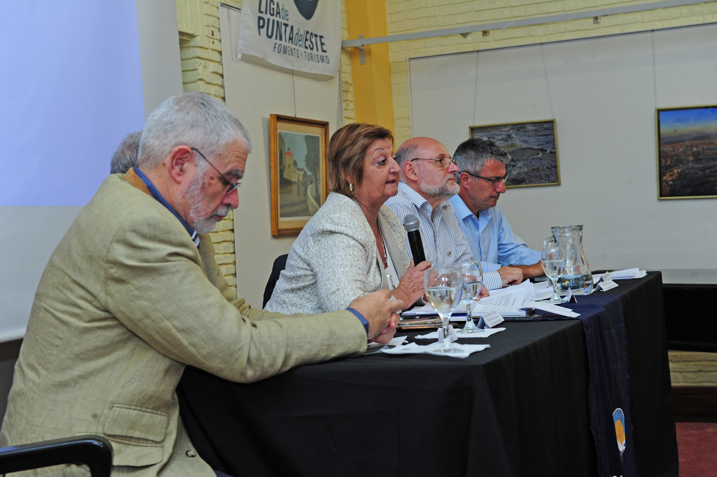 Ministra de Turismo, Liliam Kechichian, haciendo uso de la palabra