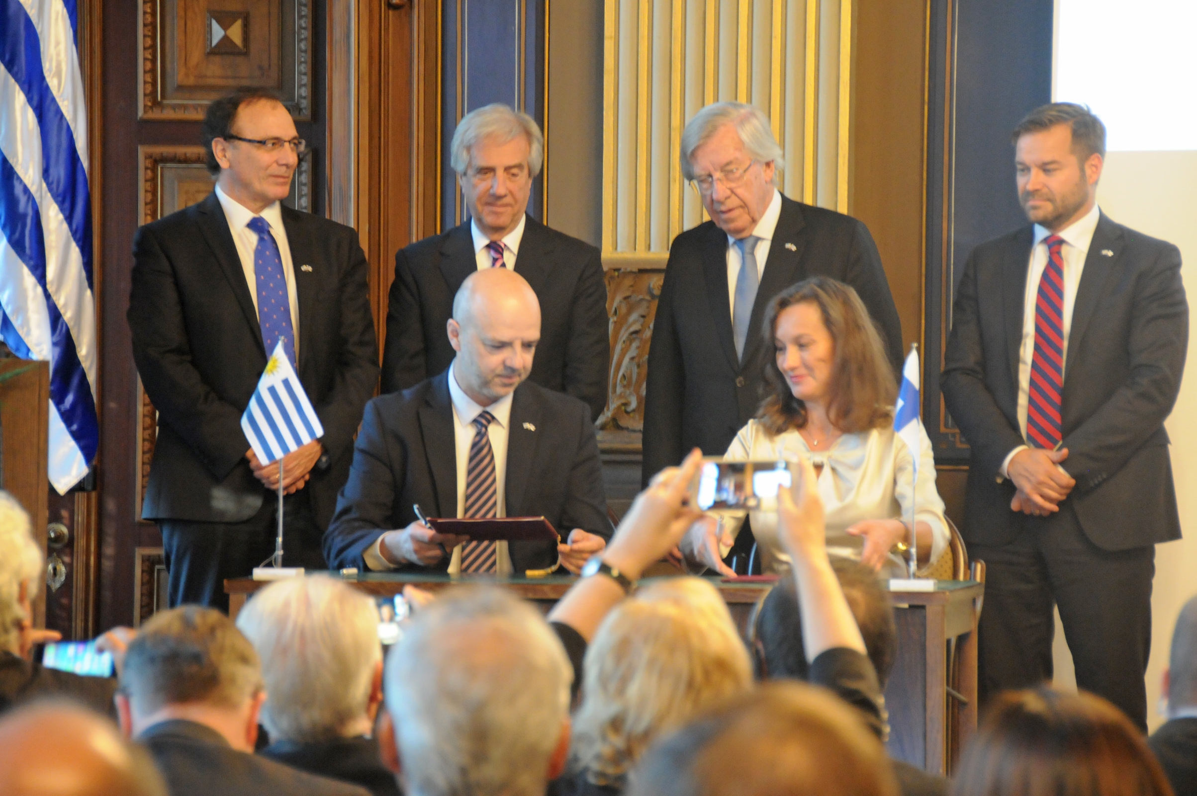 Presidente Vázquez junto a Astori acompañan a Antonio Carámbula, representante de Uruguay XXI, durante firma de convenio con empresarios de Finlandia