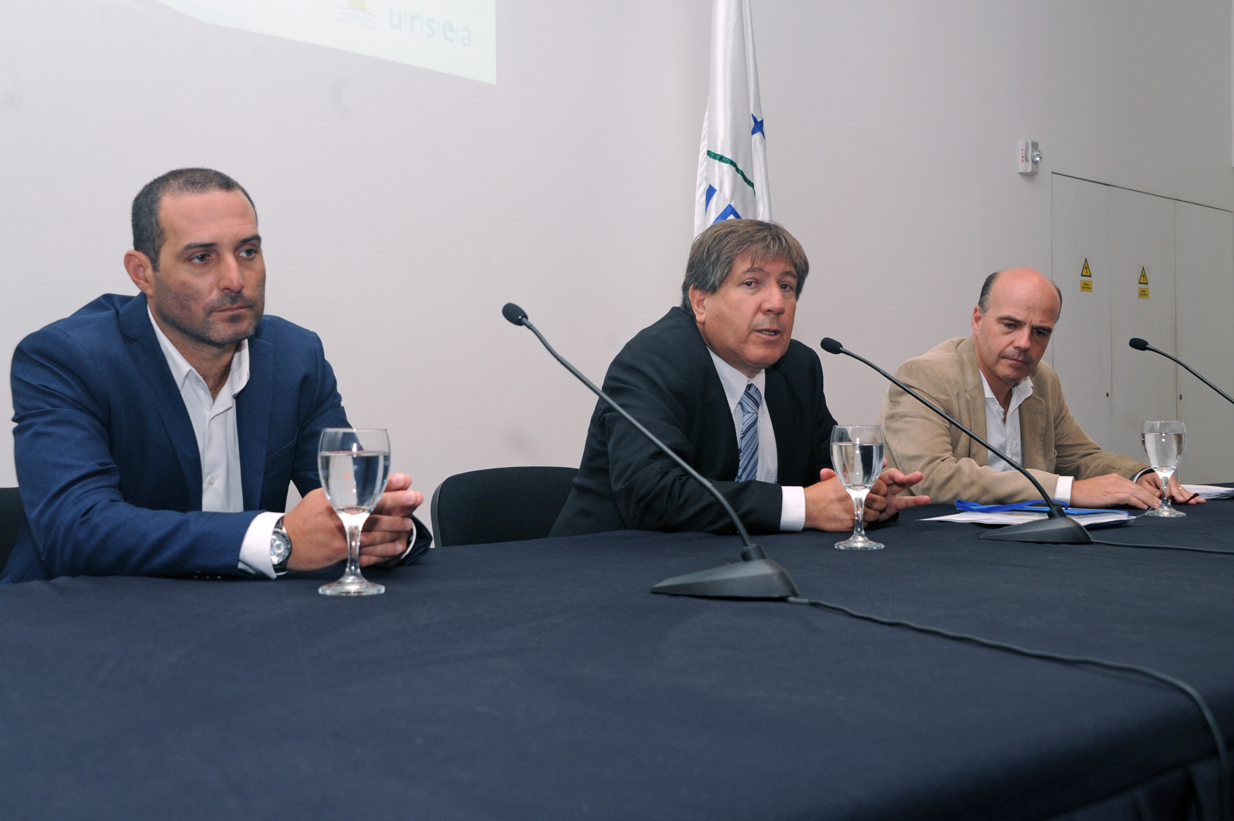César Falcón, presidente del Directorio de URSEA, haciendo uso de la palabra
