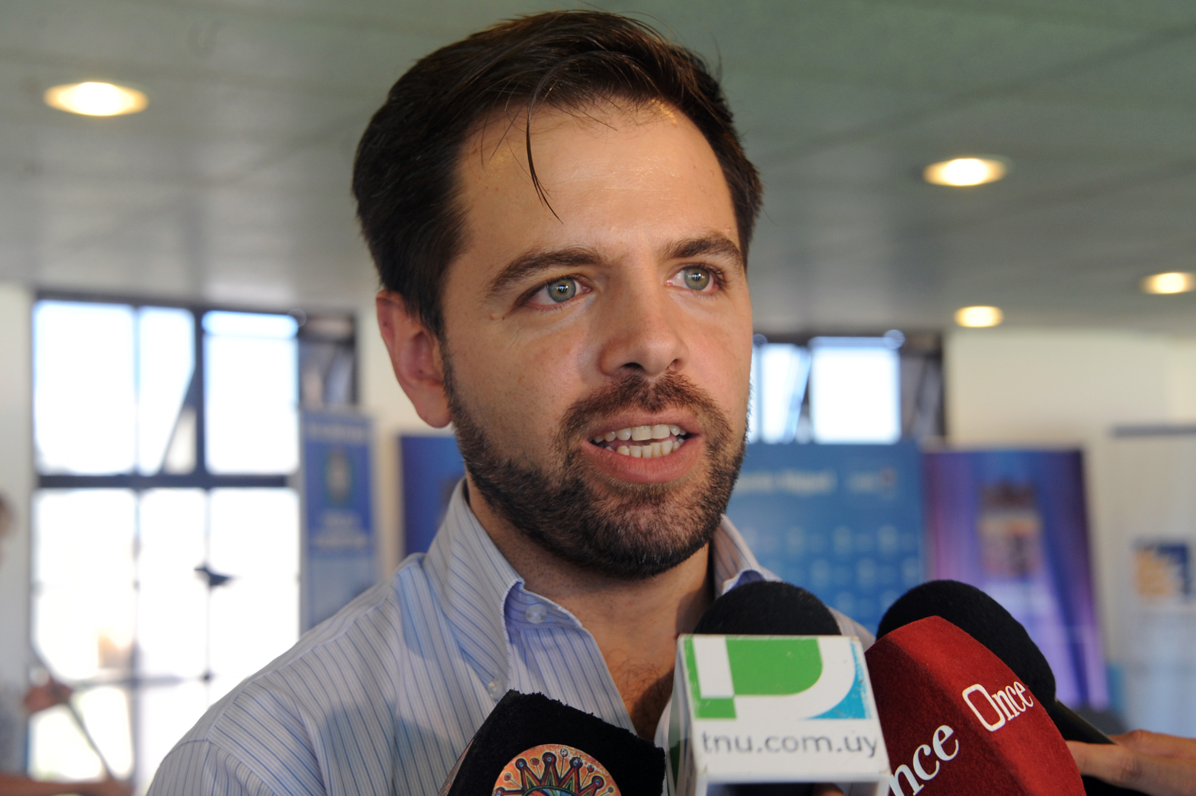 Secretario general de la JND, Diego Olivera, realizando declaraciones a la prensa
