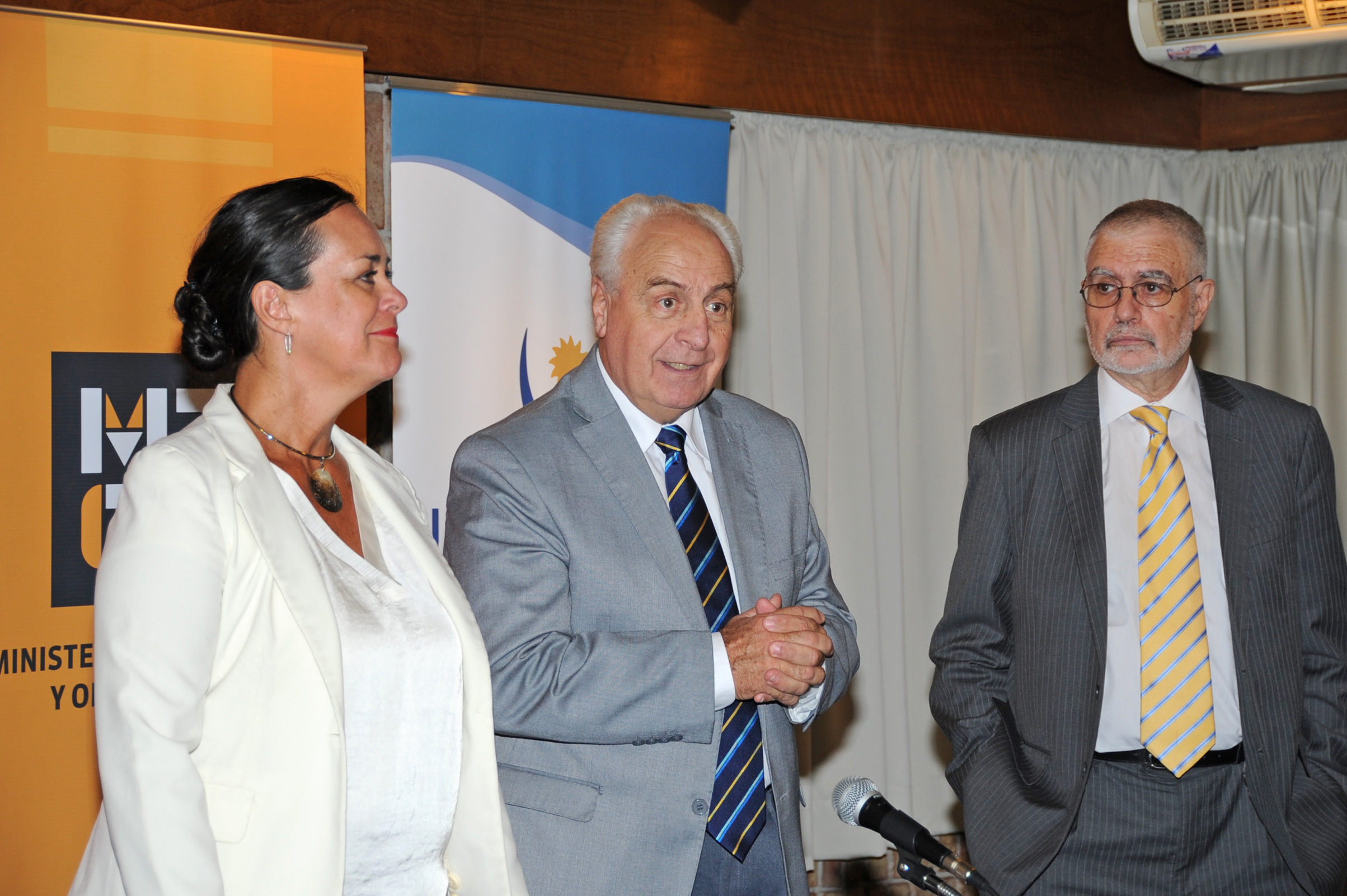 Gerente comercial de Avianca, Carla Calvete, ministro Víctor Rossi, y subsecretario Benjamín Liberoff