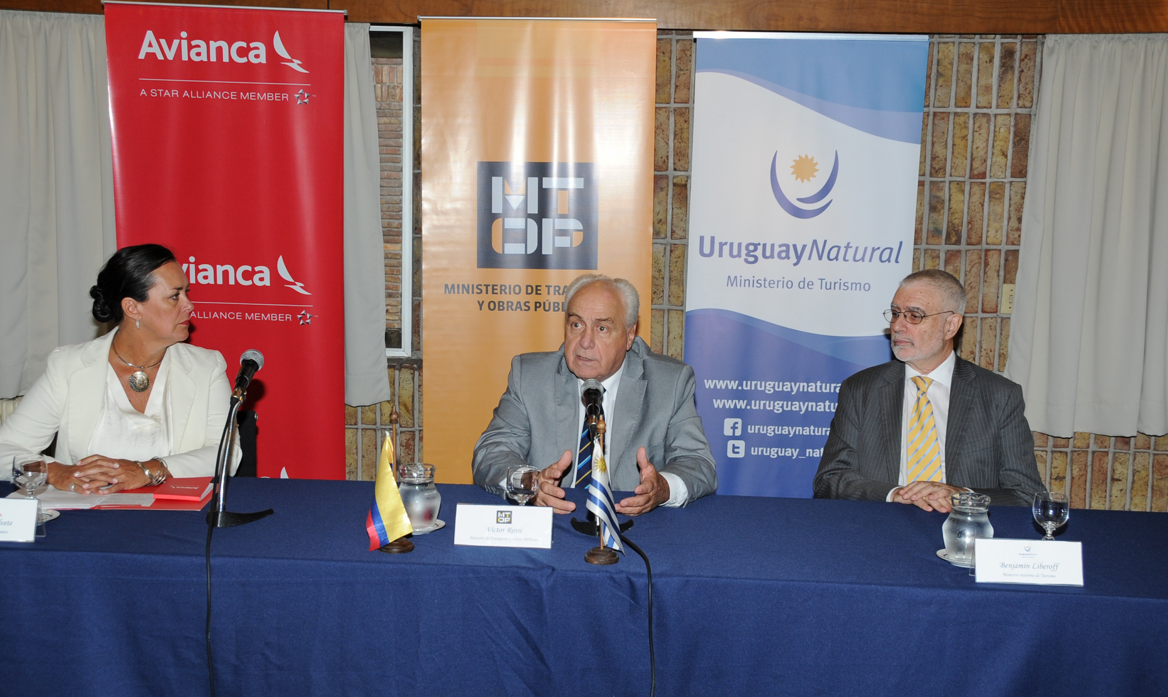 Gerente comercial de Avianca, Carla Calvete, ministro Víctor Rossi, y subsecretario Benjamín Liberoff