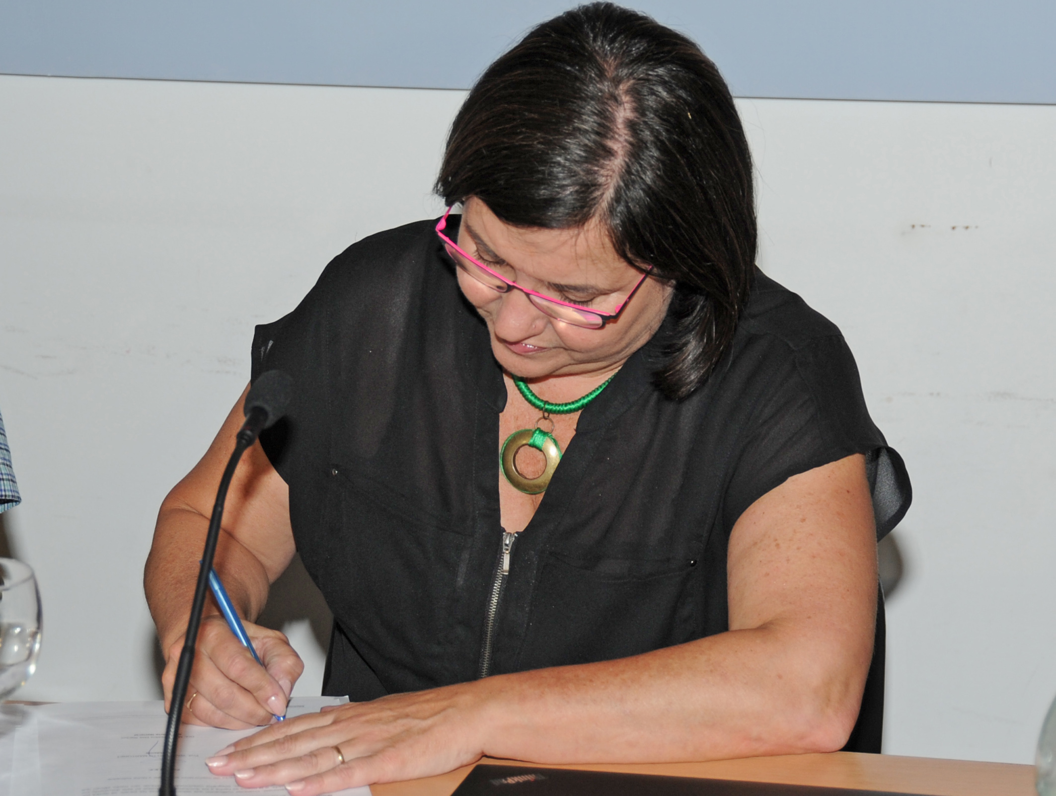 Consejera del Codicen, Laura Motta, suscribiendo el convenio