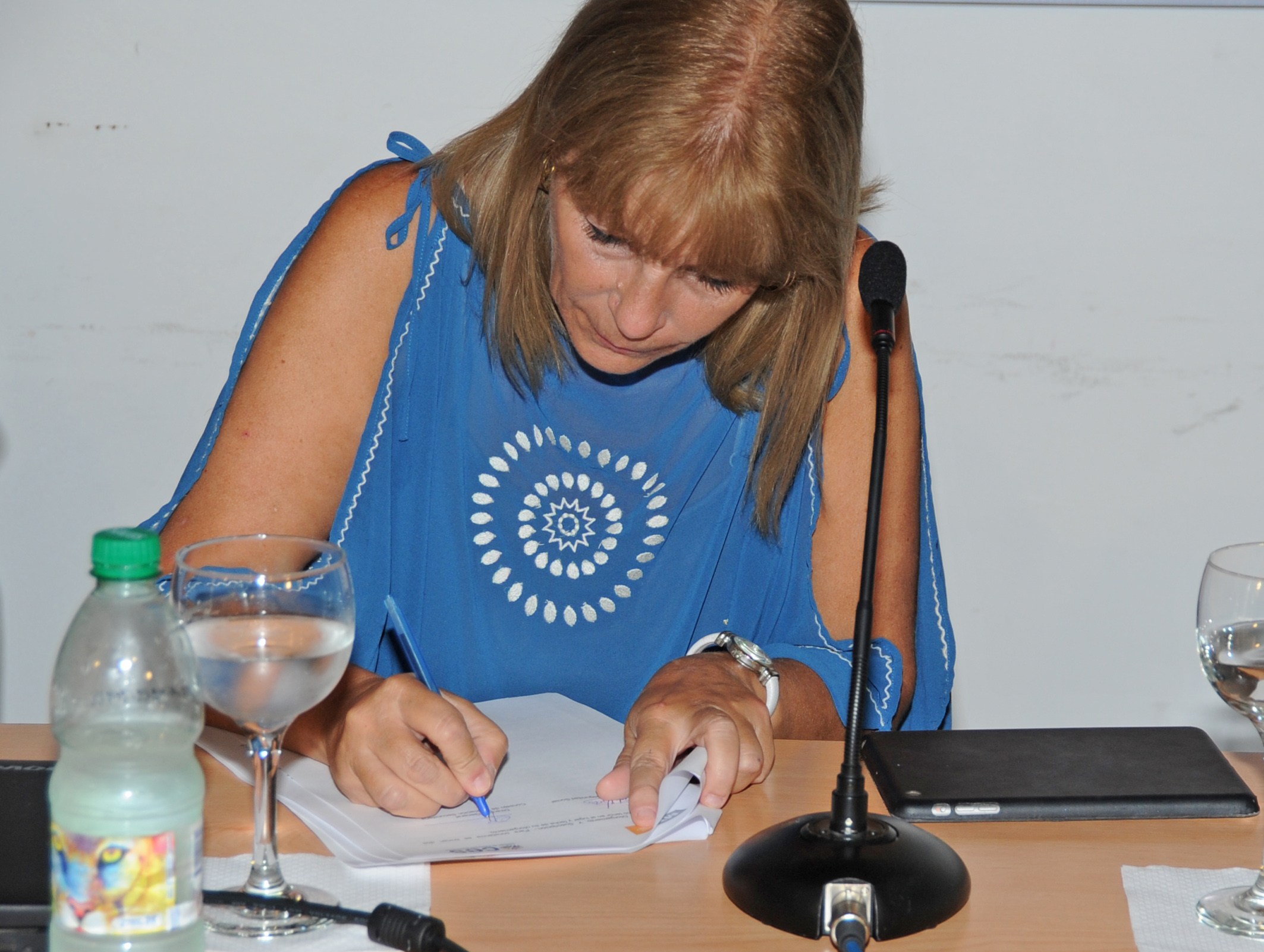 Directora del CES, Celsa Puente, firmando el convenio