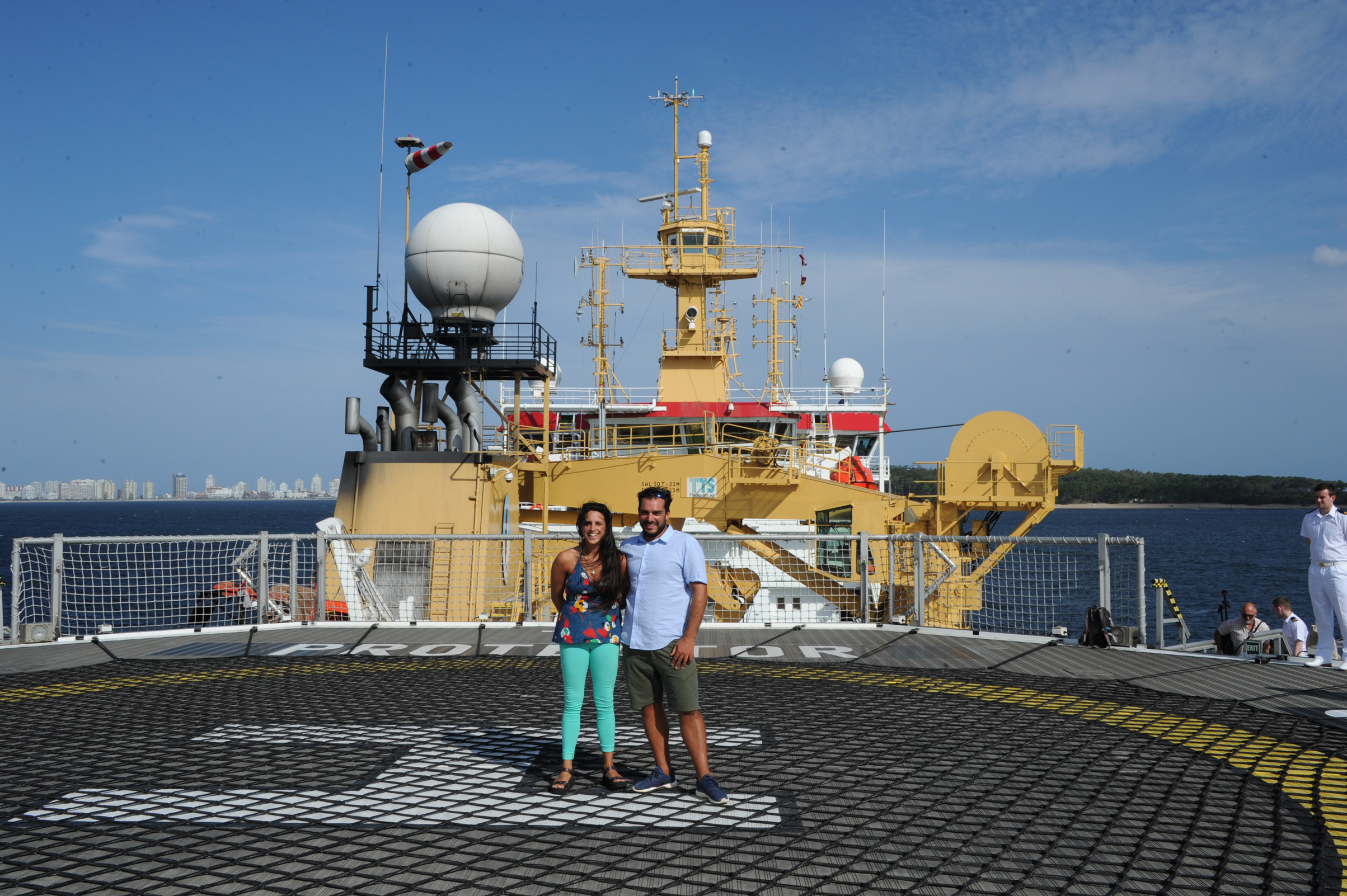 Investigadores del Programa Nacional Antártico Uruguayo en la plataforma del Buque HMS Protector