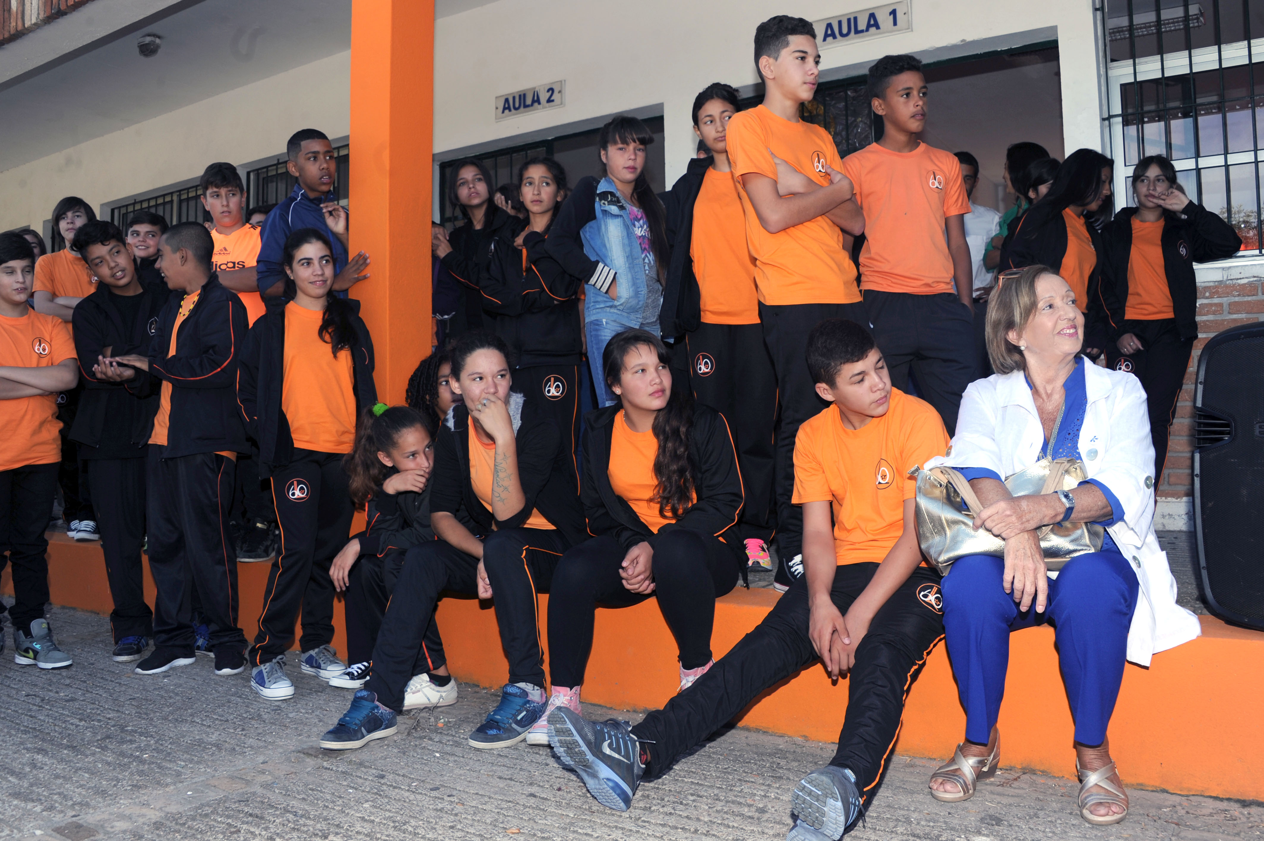 Ministra María Julia Muñoz junto a liceales