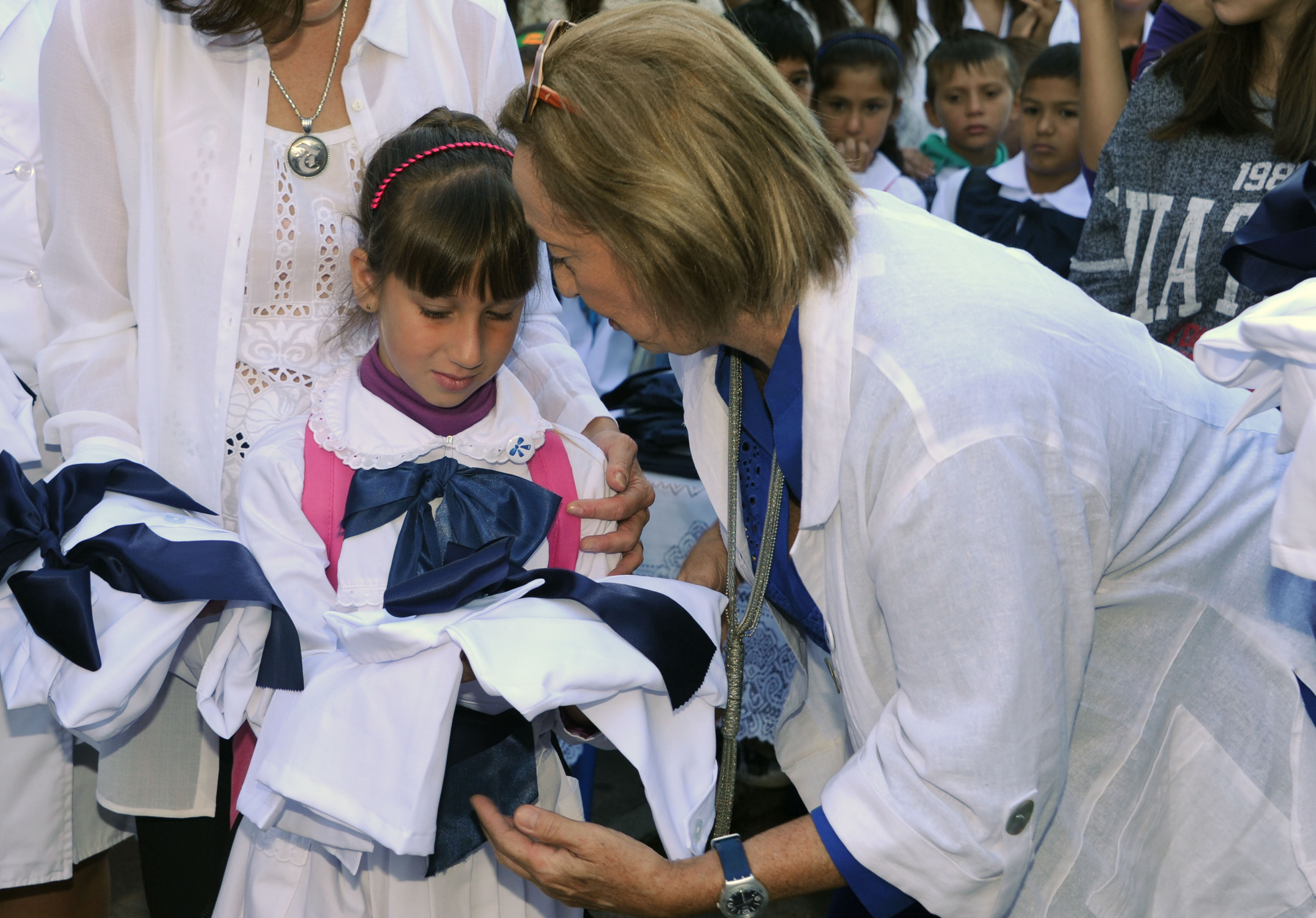 Ministra María Julia Muñoz entrega materiales y túnica a escolar