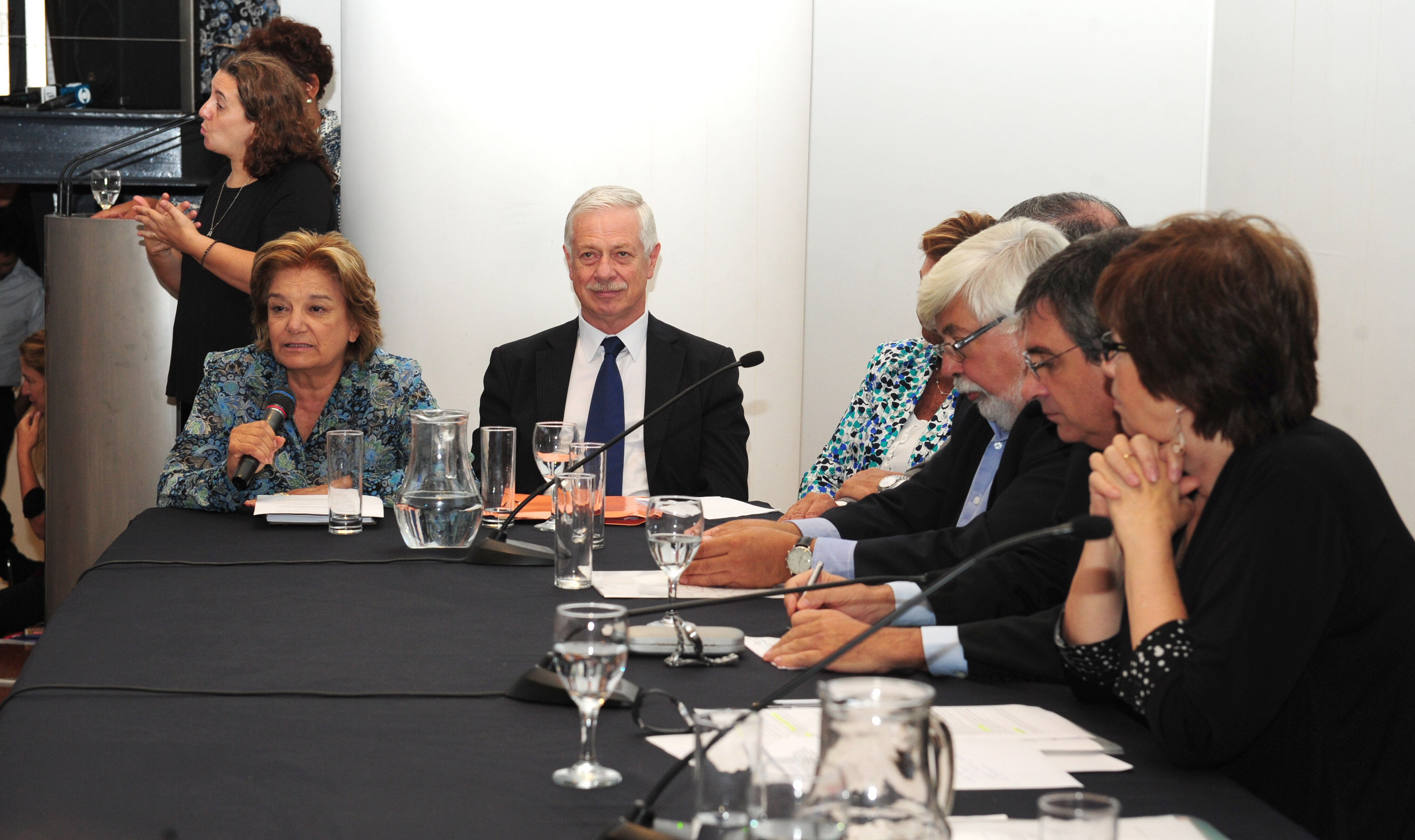Ministra de Vivienda Eneida de León se dirige a los presentes