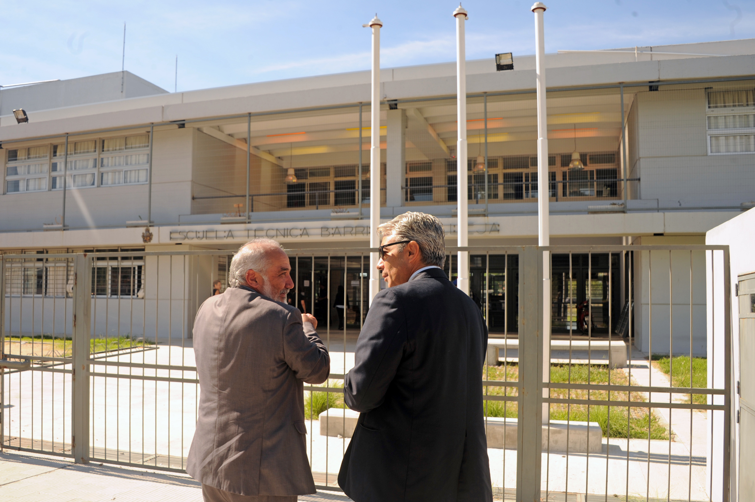 Presidente de ANEP, Wilson Netto, llega a la Escuela Técnica del Barrio Lavalleja
