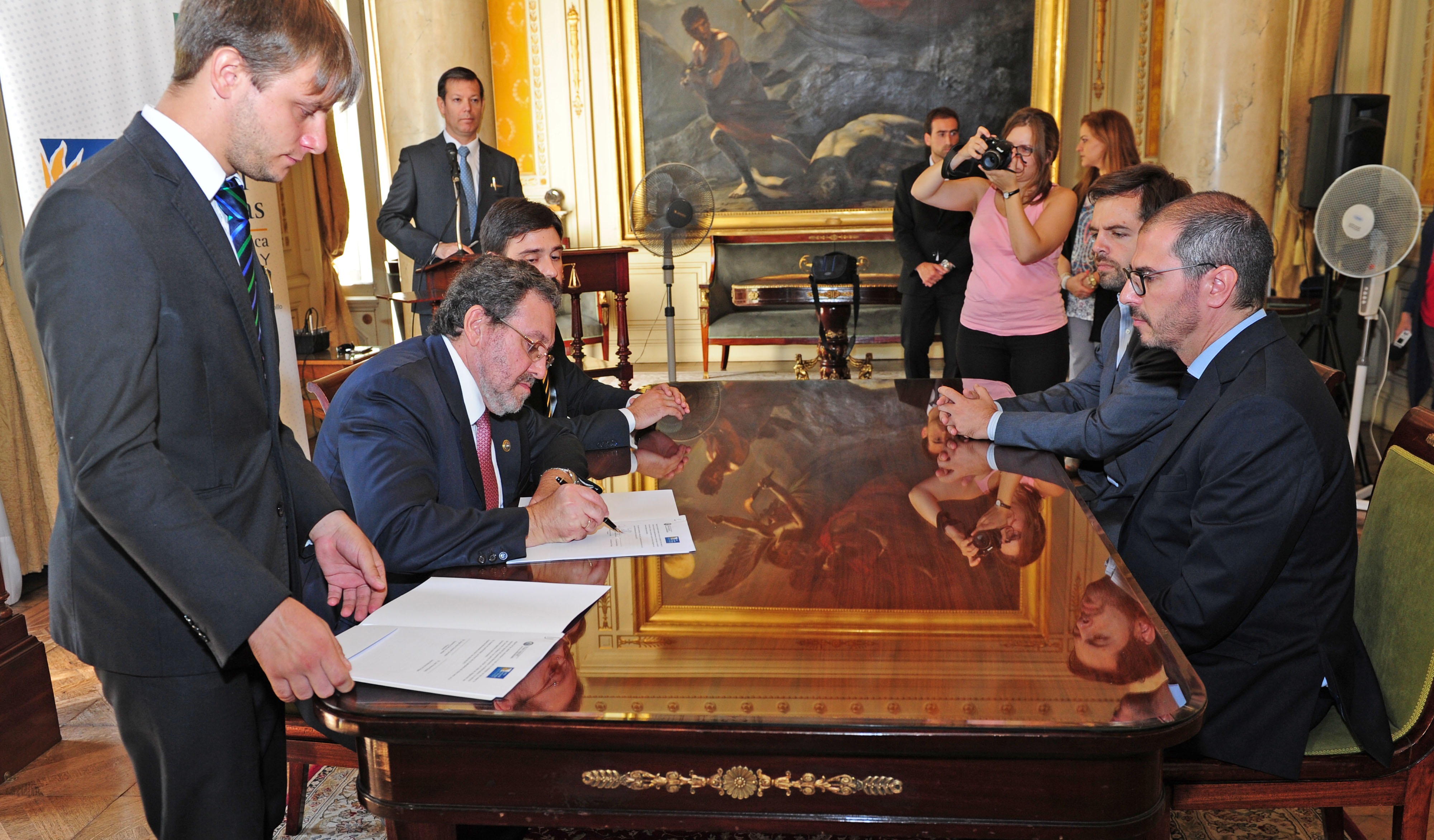 Presidente de la Suprema Corte de Justicia (SCJ), Jorge Chediak González firma el memorandum