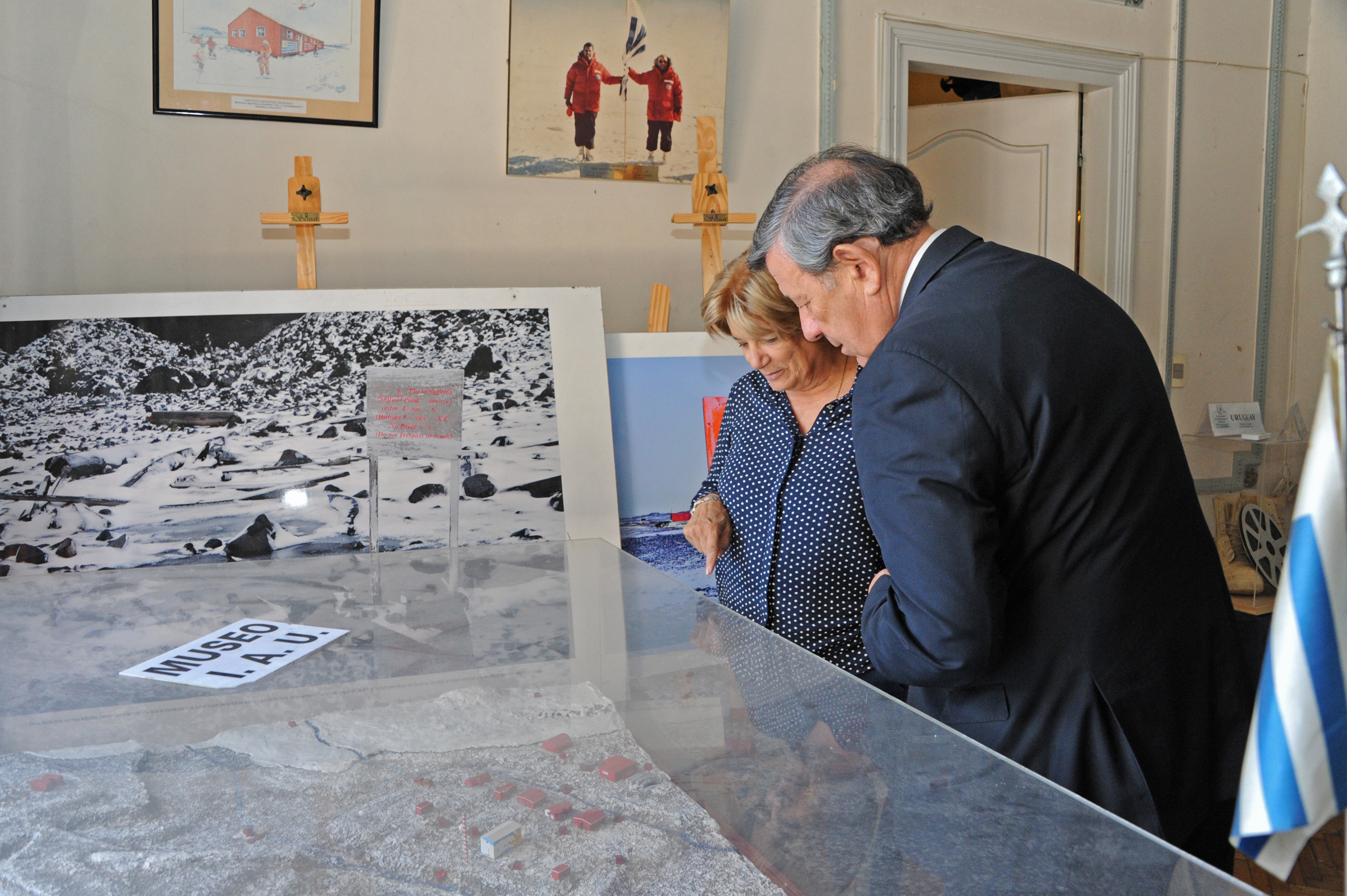 Ministros Rodolfo Nin Novoa y Eneida de León, observan la maqueta de la Base Antártica Uruguaya