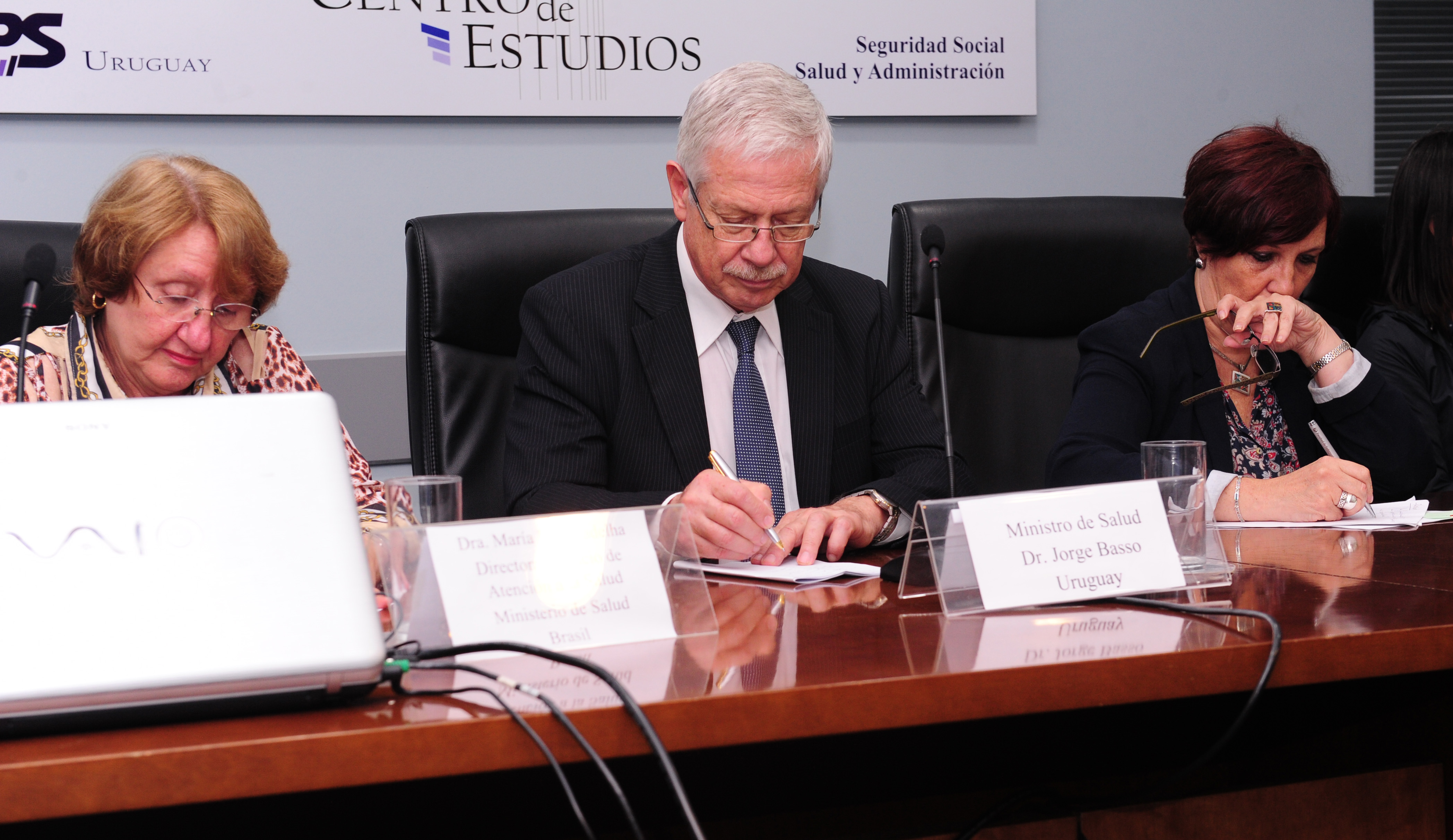 Autoridades durante la suscripción de convenio