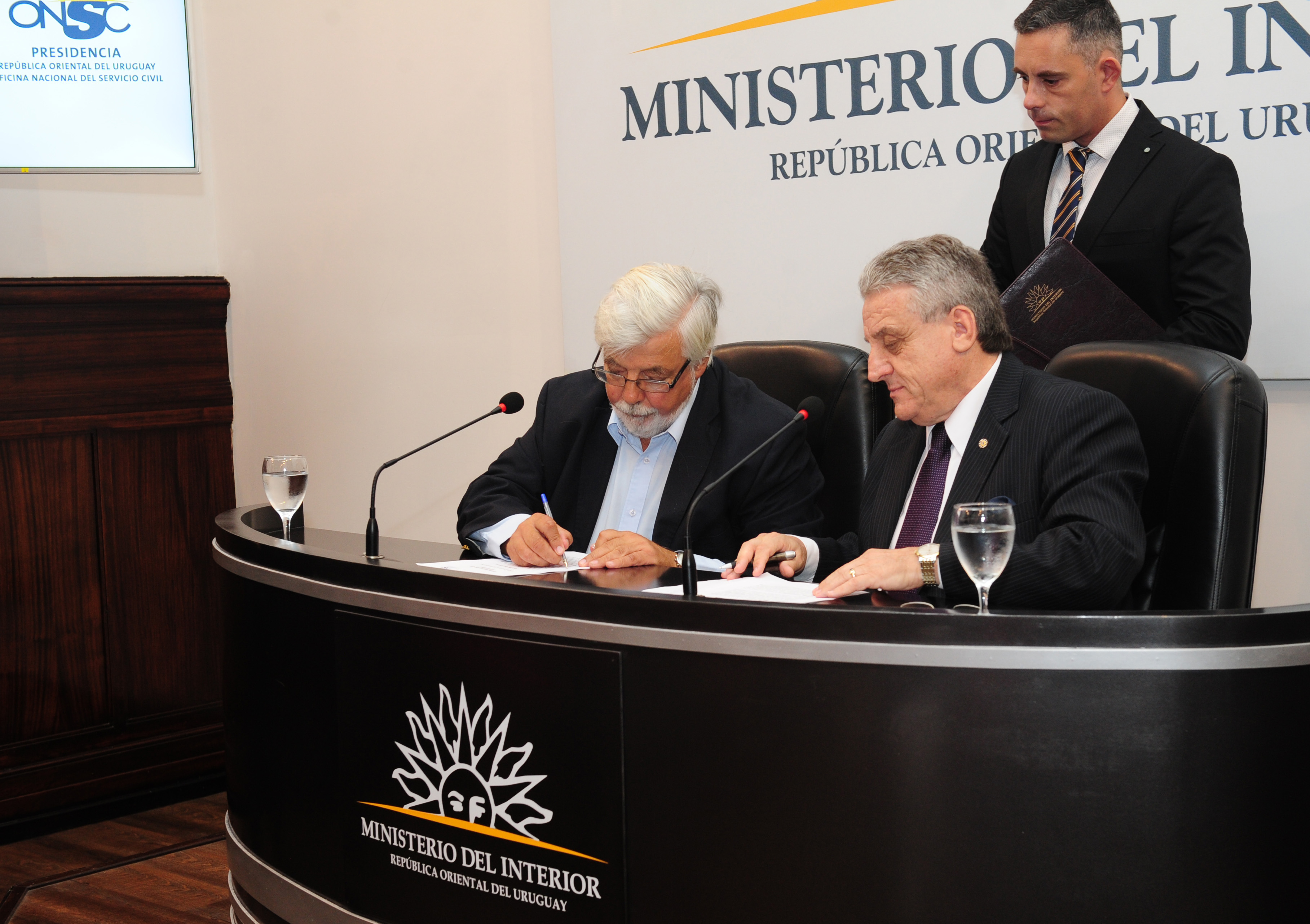 Eduardo Bonomi y Alberto Scavarelli durante la firma del convenio