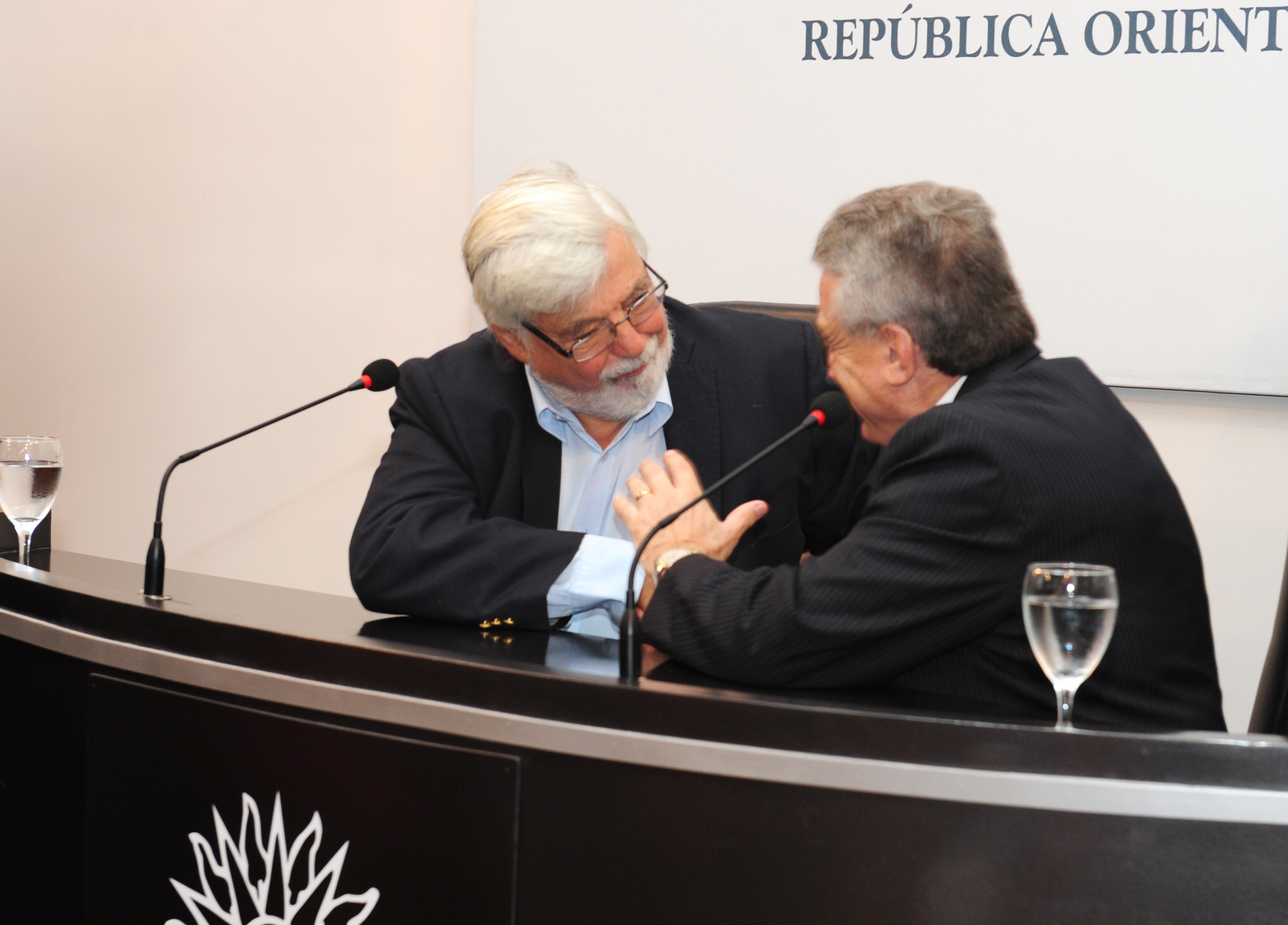 Eduardo Bonomi y Alberto Scavarelli se saludan una vez firmado el convenio
