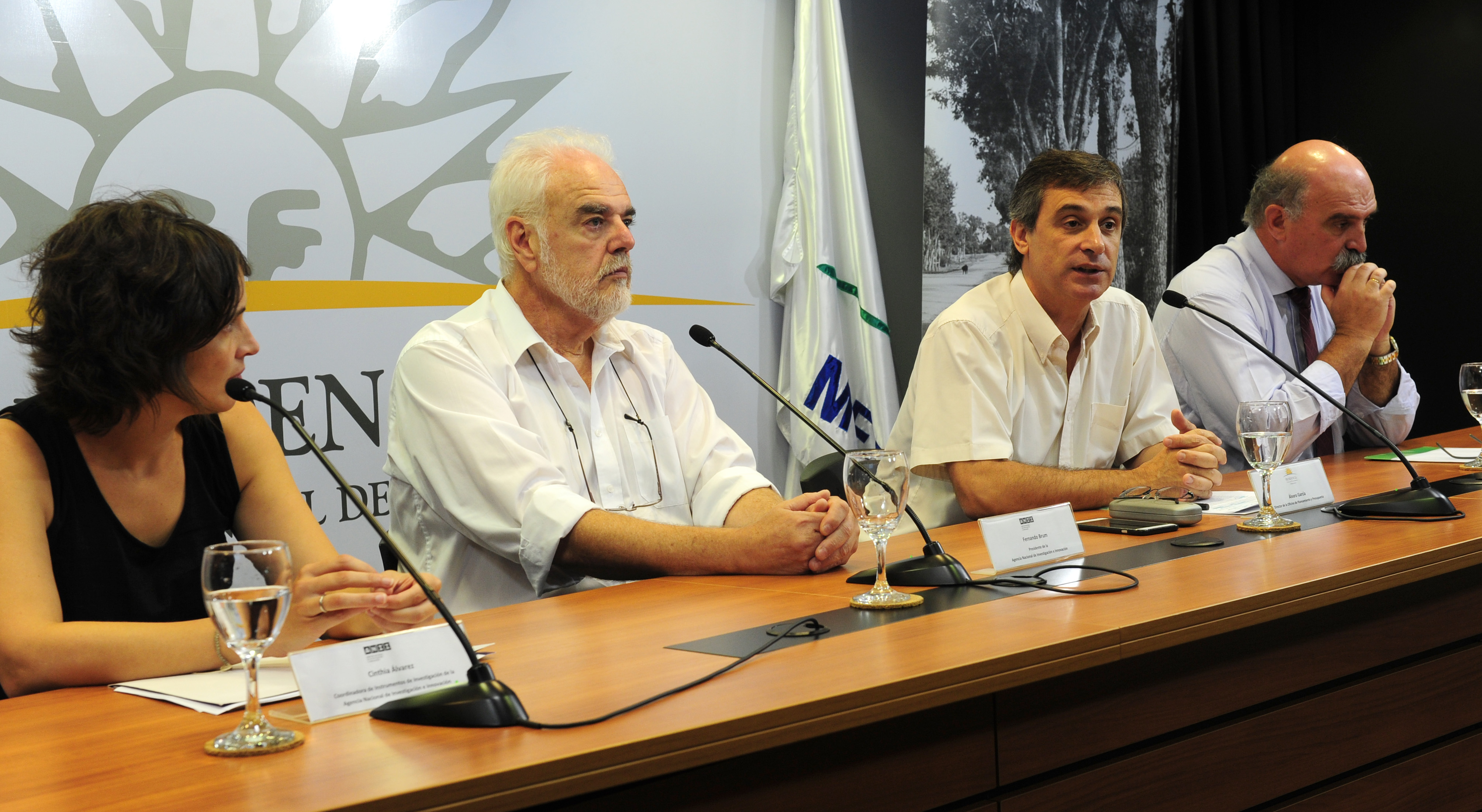 Cinthia Álvarez, presidente de ANII, Fernando Brum, director de OPP, Álvaro García y director de Descentralización de OPP Pedro Apesteguía,