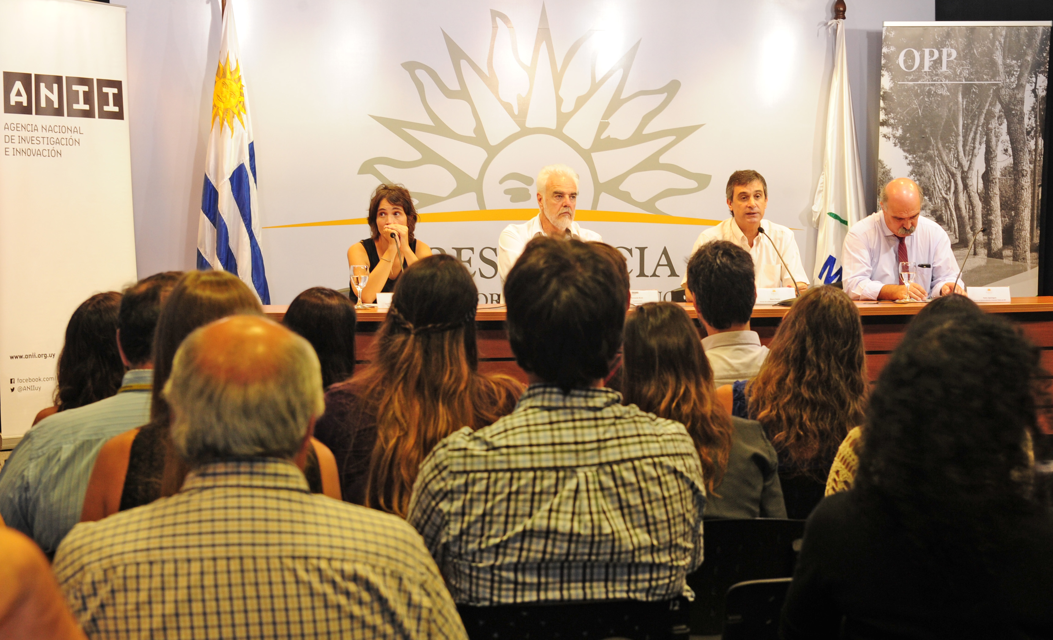 Autoridades en presentación de llamado a invetigadores realizado por OPP y ANII