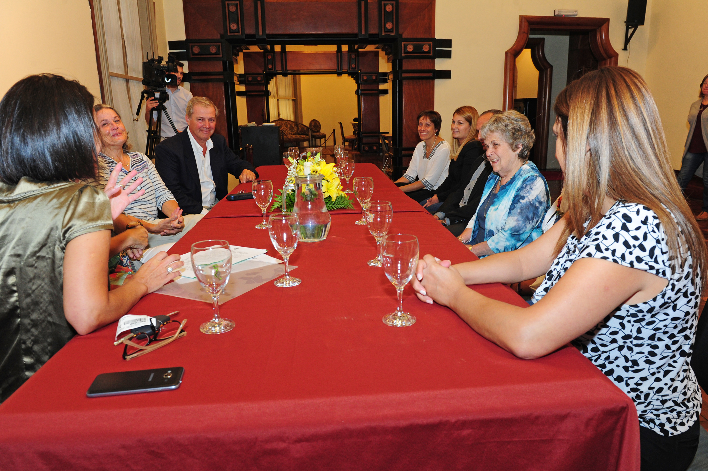 Reunión entre representantes del Programa de Salud Bucal e integrantes de la Sociedad de Fomento Rural de Cerro Largo
