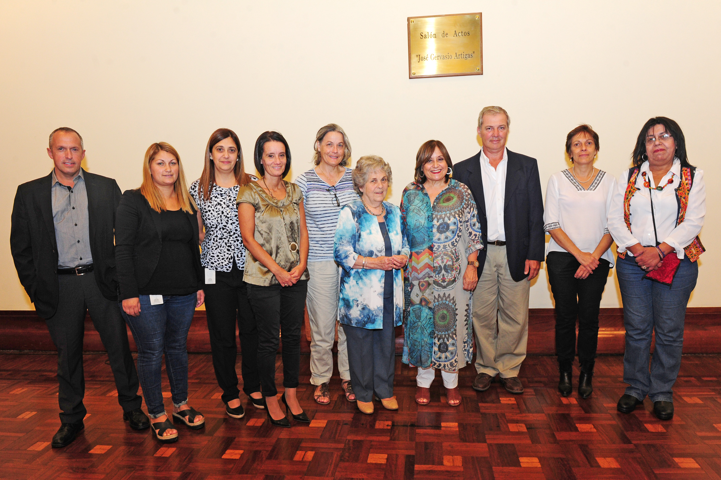 María Auxiliadora Delgado de Vázquez junto a representantes del Programa de Salud Bucal e integrantes de la Sociedad de Fomento Rural de Cerro Largo