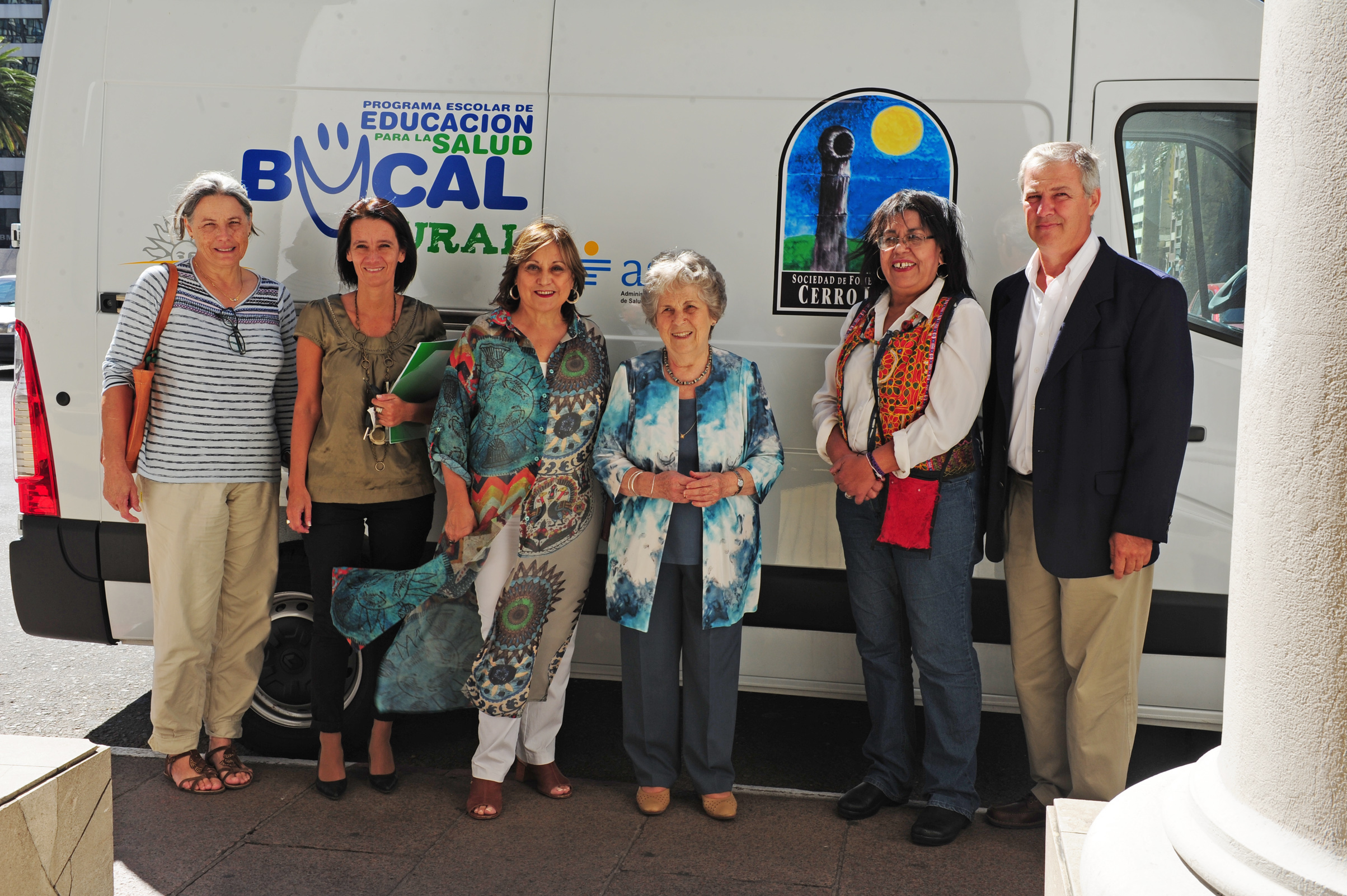María Auxiliadora Delgado de Vázquez junto a representantes del Programa de Salud Bucal e integrantes de la Sociedad de Fomento Rural de Cerro Largo