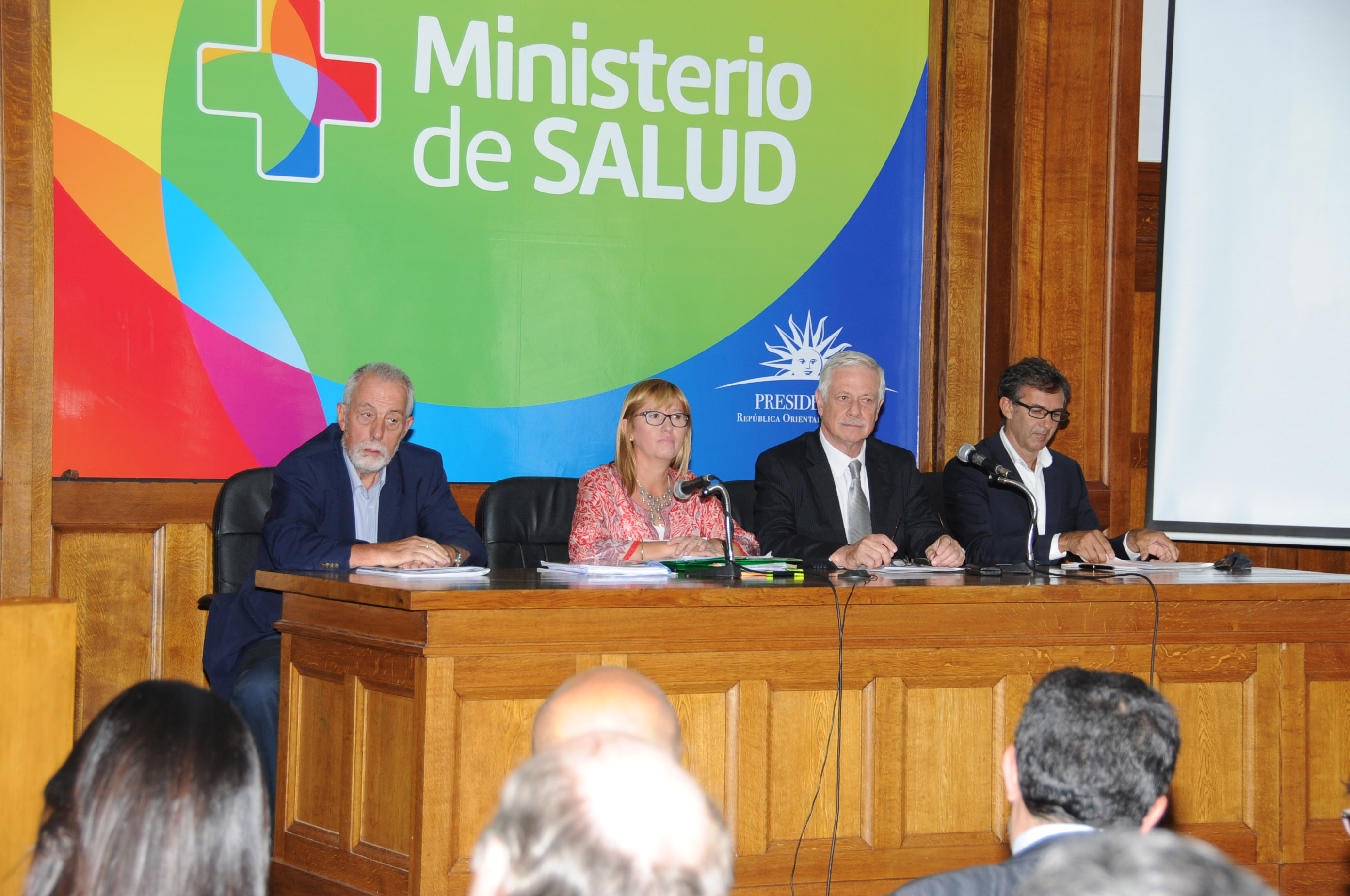 Autoridades encabezando el acto