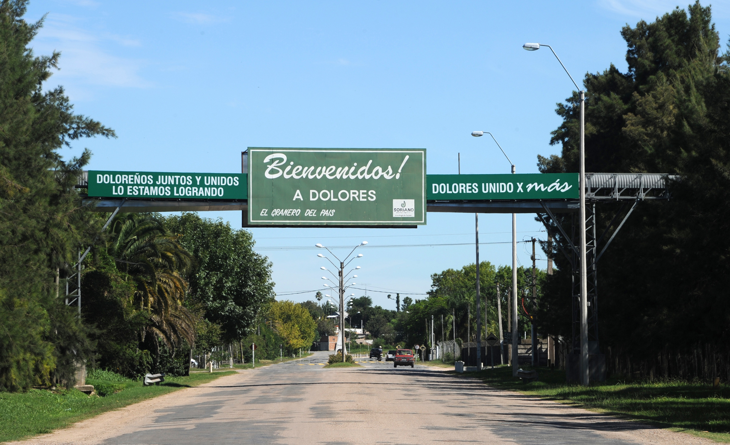 Acceso a la ciudad de Dolores