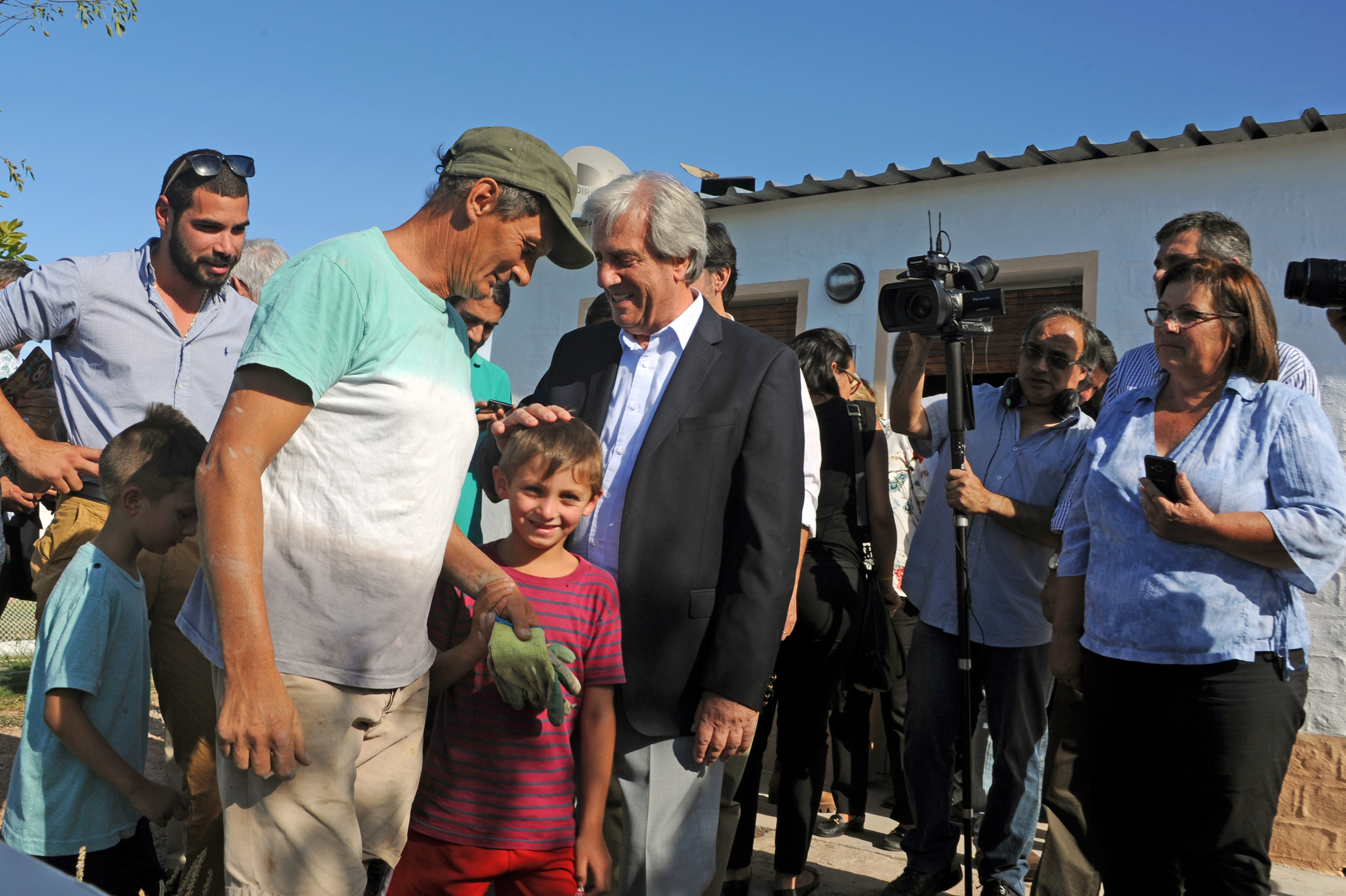 Vázquez visitó las obras de reconstrucción de la ciudad de Dolores