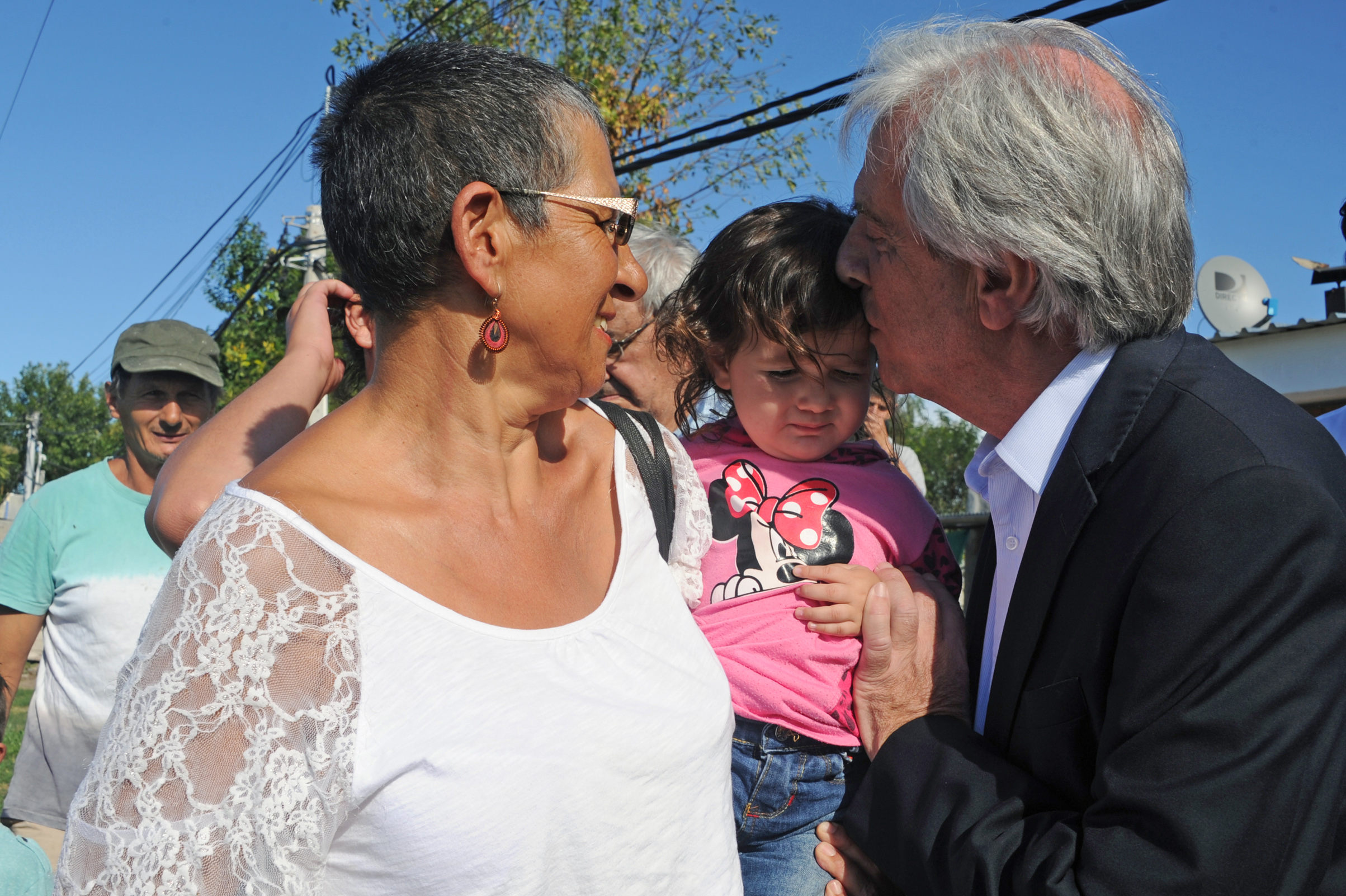 Vázquez visitó las obras de reconstrucción de la ciudad de Dolores