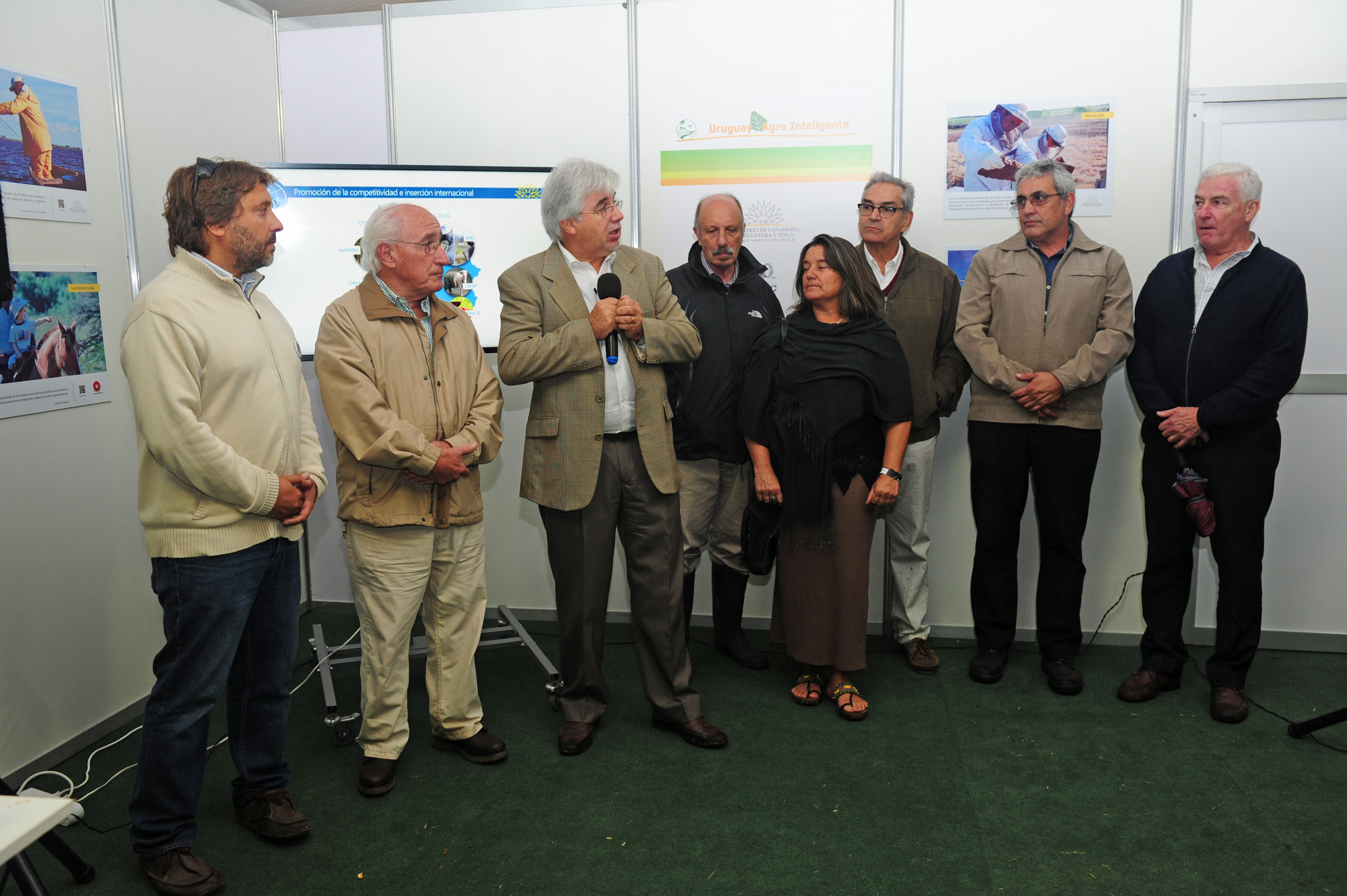 Ministro Tabaré Aguerre junto a autoridades, durante la inauguración del stand del Ministerio de Ganadería, Agricultura y Pesca