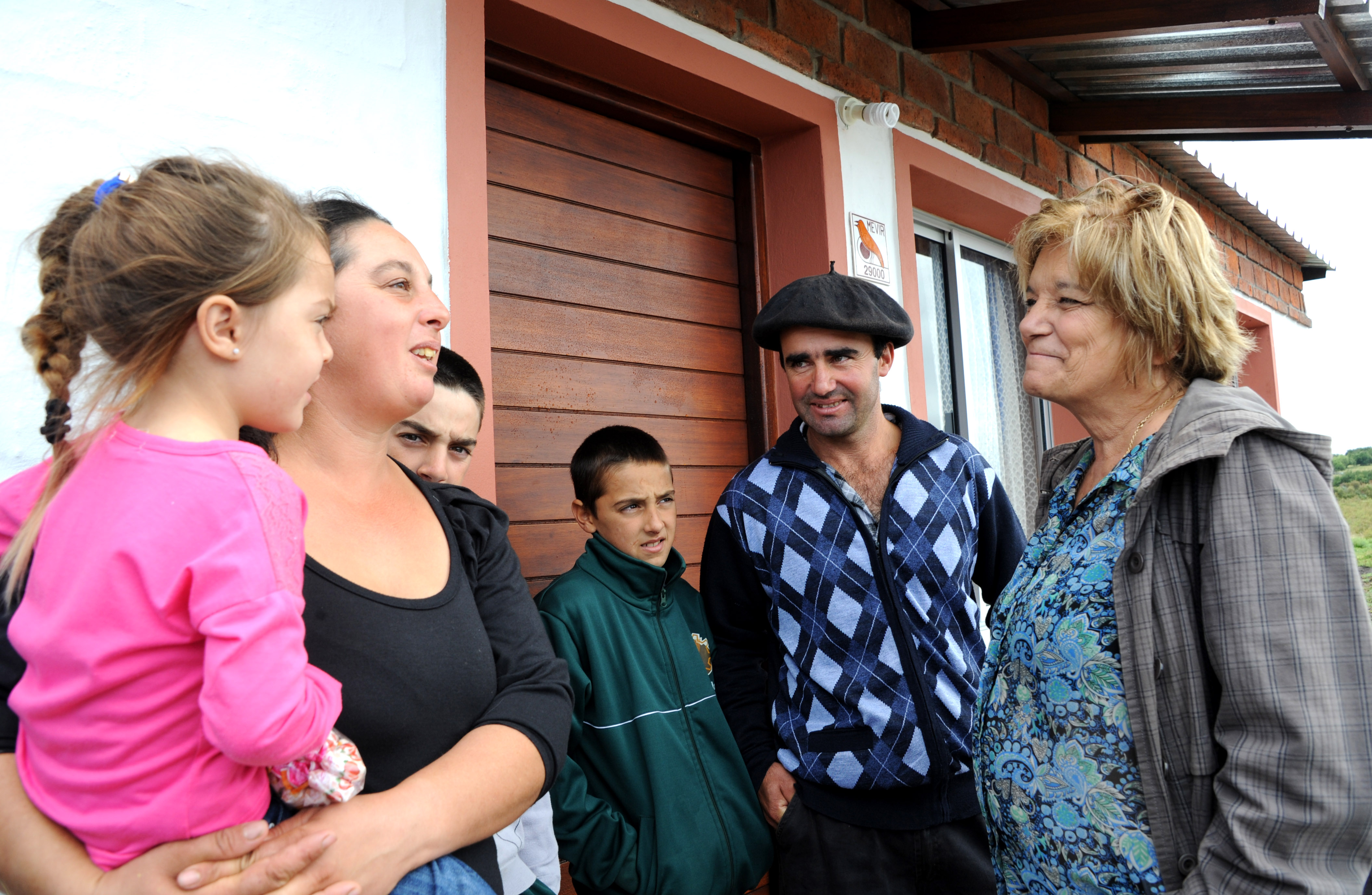 La ministra Eneida de León dialoga con propietarios de la vivienda 29.000 de Mevir