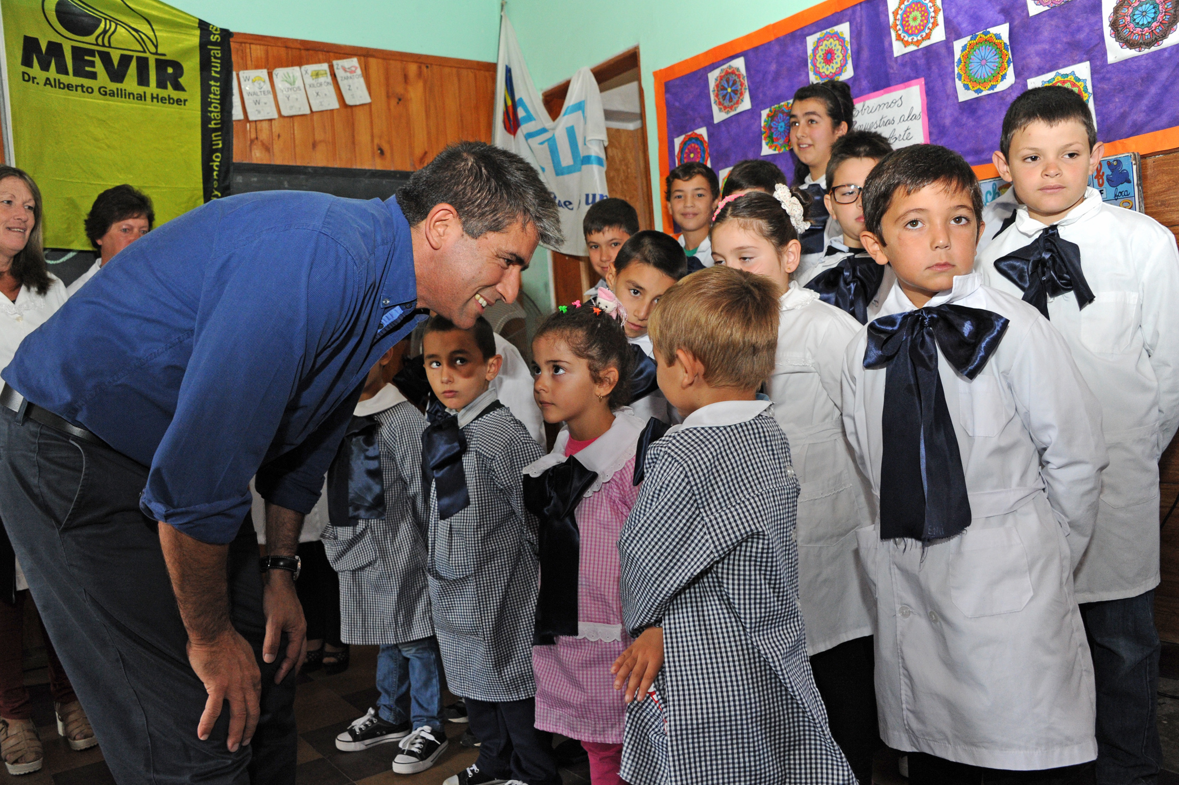 Vicepresidente Raúl Sendic junto a alumnos de la escuela N°132 de Tala, Canelones