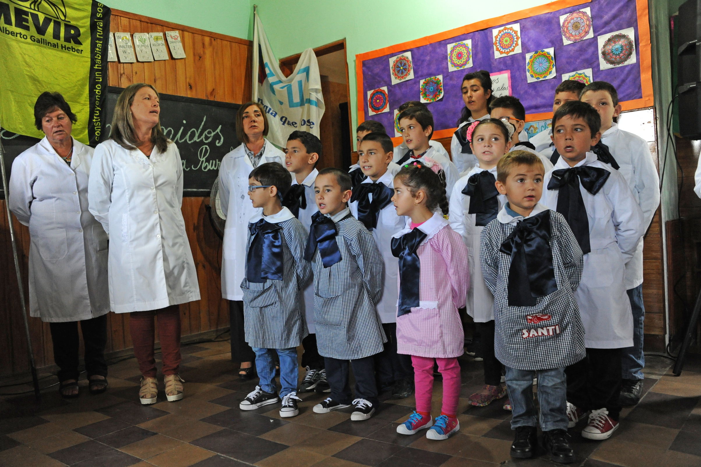 Maestros y alumnos de la escuela N°132 de Tala, Canelones