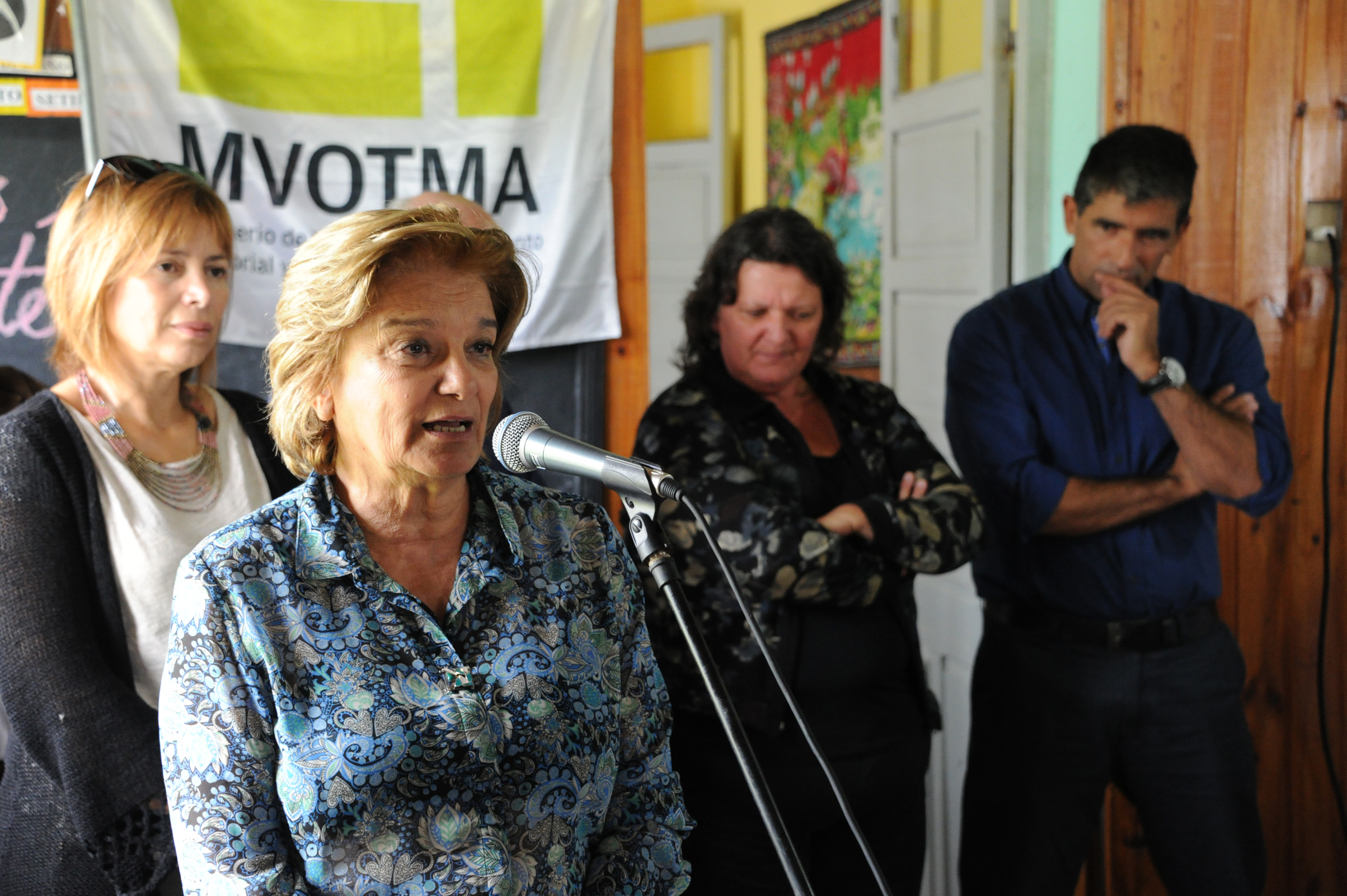 Ministra de Vivienda, Eneida de León, haciendo uso de la palabra