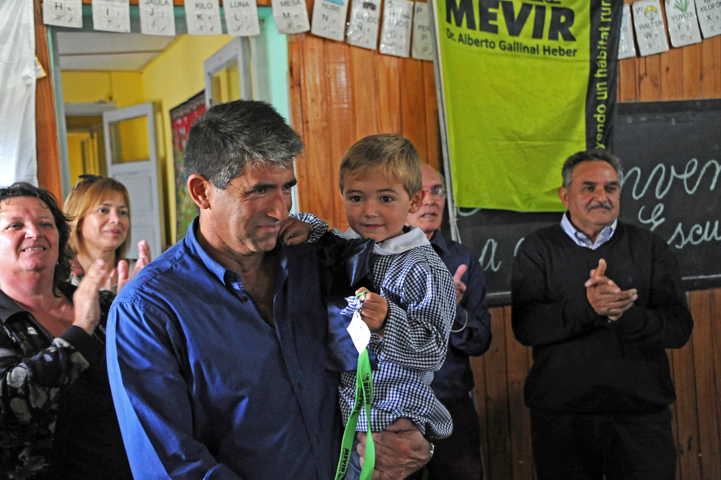 Vicepresidente Raúl Sendic, junto a alumno de escuela N°132 de Tala, Canelones, integrante de la familia beneficiaria con la vivienda 29000 de Mevir
