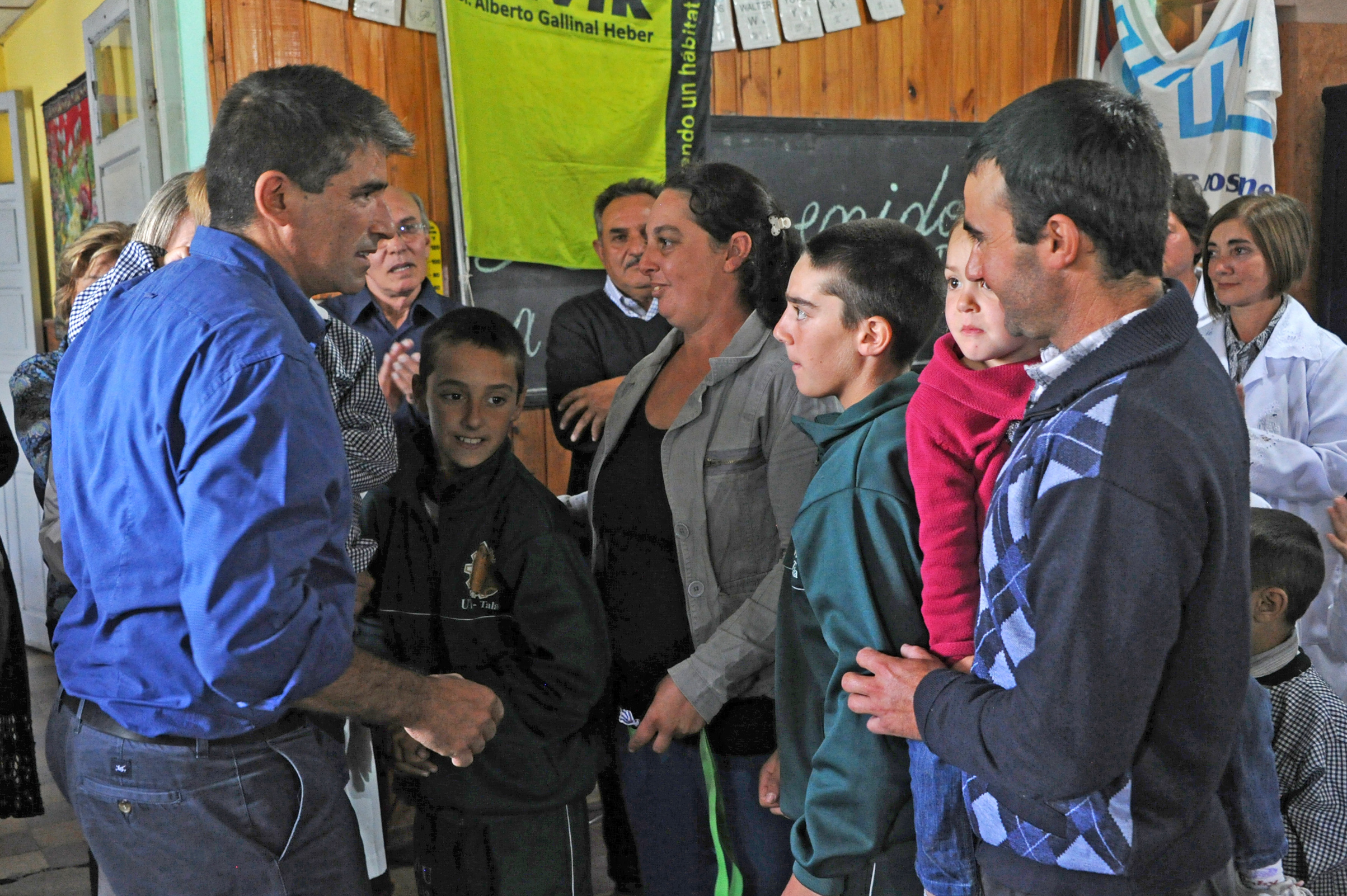 Vicepresidente Raúl Sendic, junto a alumno de escuela N°132 de Tala, Canelones, junto a la familia beneficiaria con la vivienda 29000 de Mevir