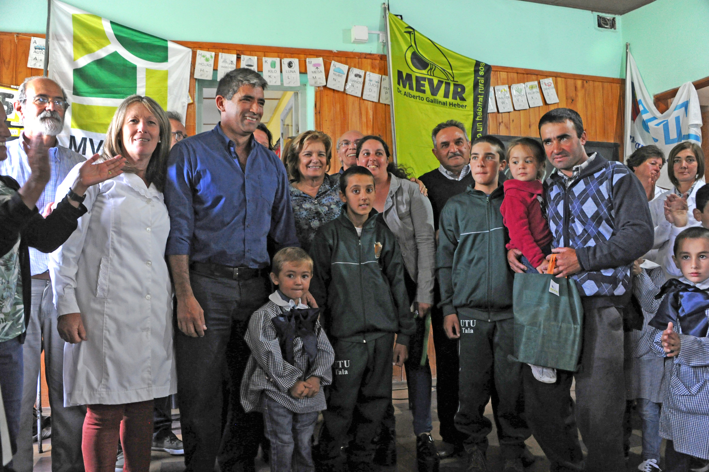 Vicepresidente Raúl Sendic, junto a alumno de escuela N°132 de Tala, Canelones, junto a la familia beneficiaria con la vivienda 29000 de Mevir