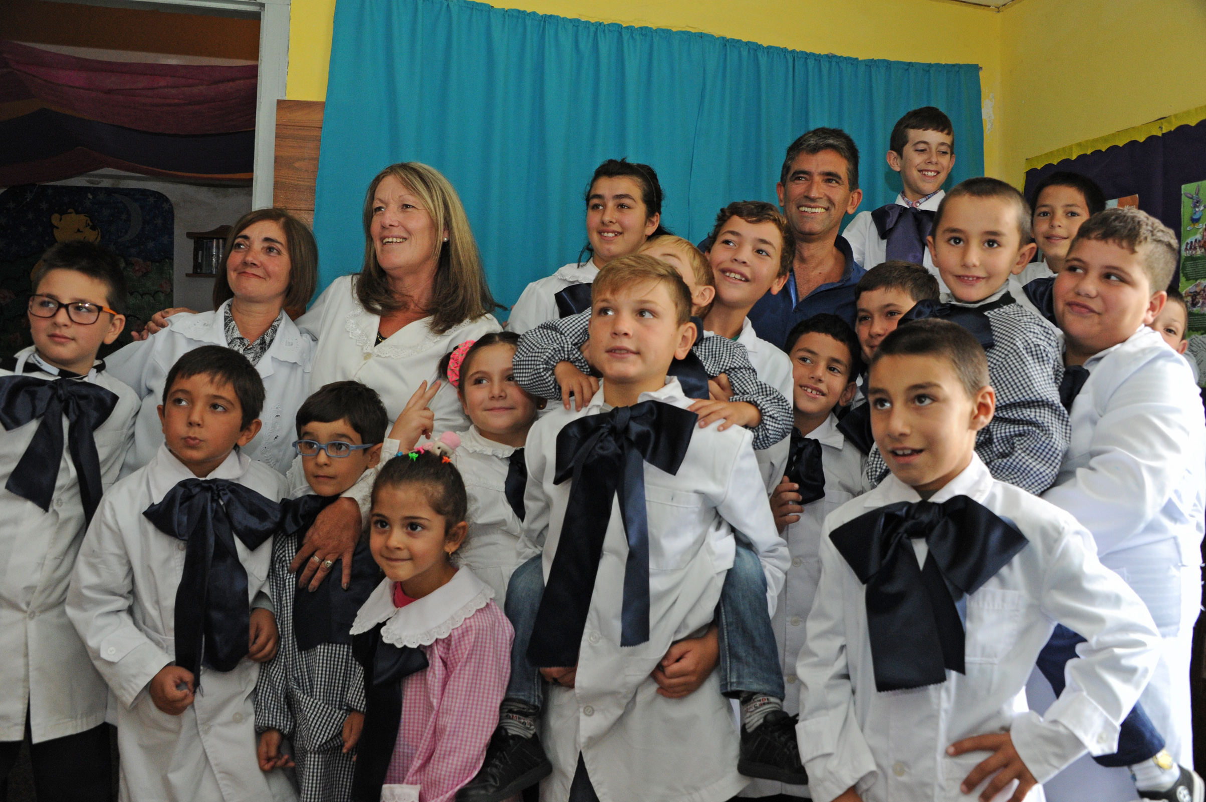 Maestros y alumnos de la escuela N°132 de Tala, Canelones