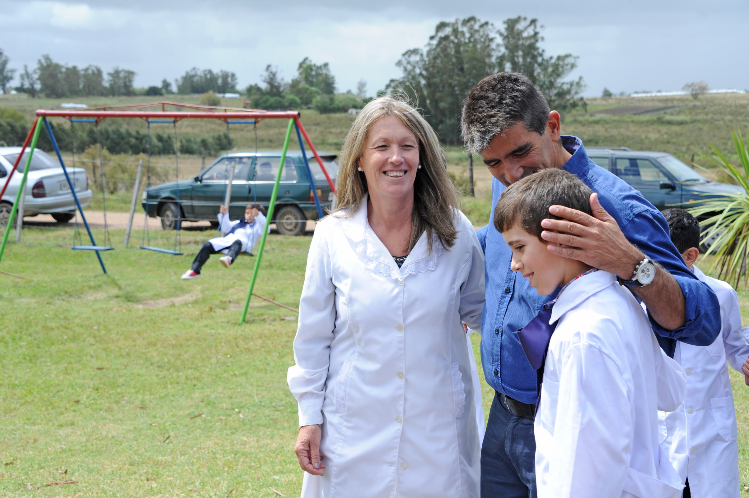 Vicepresidente Raúl Sendic, junto a una mestra y alumnos de escuela N°132 de Tala, Canelones